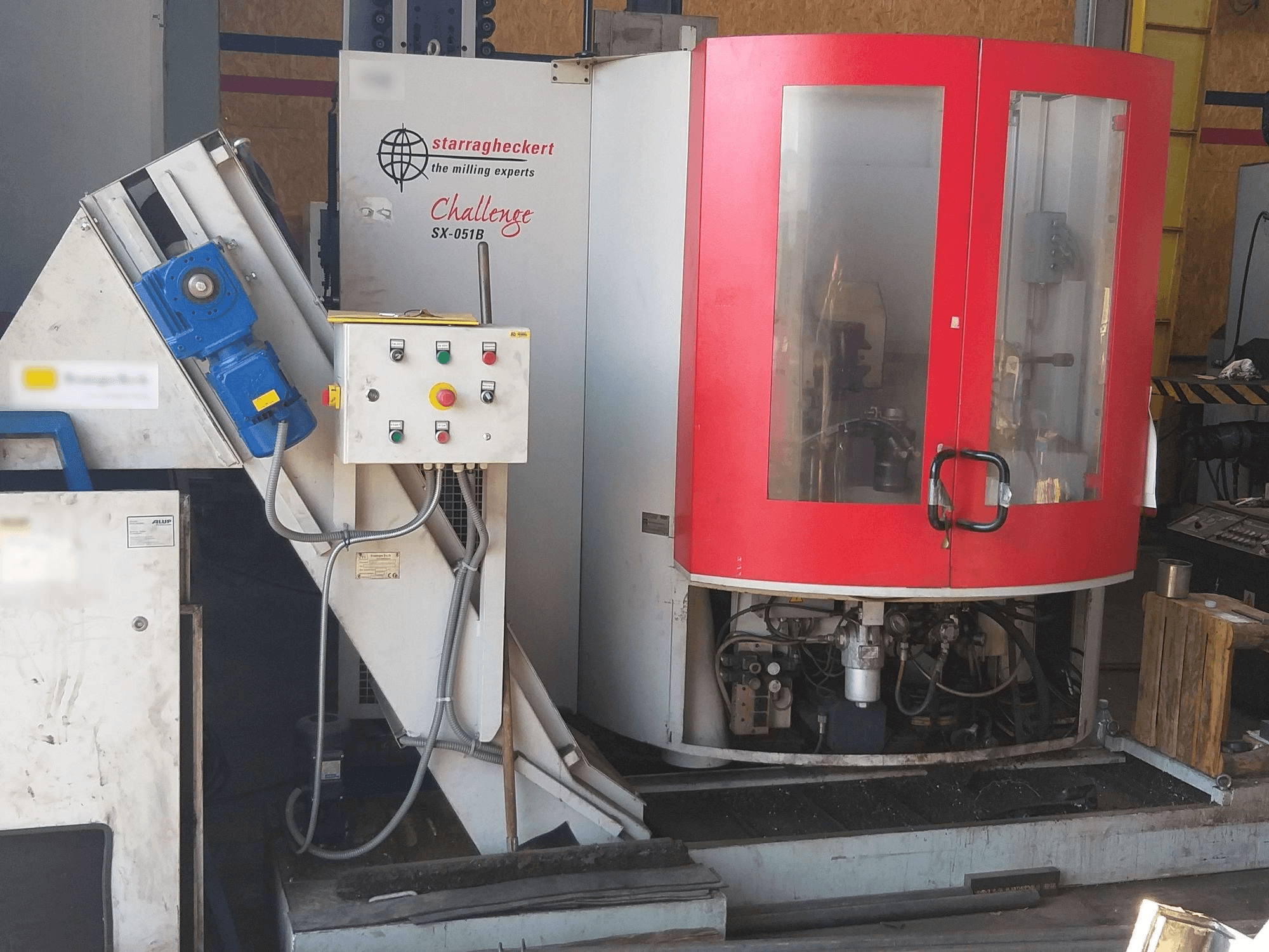 A Starrag SX-051B gép elölnézete