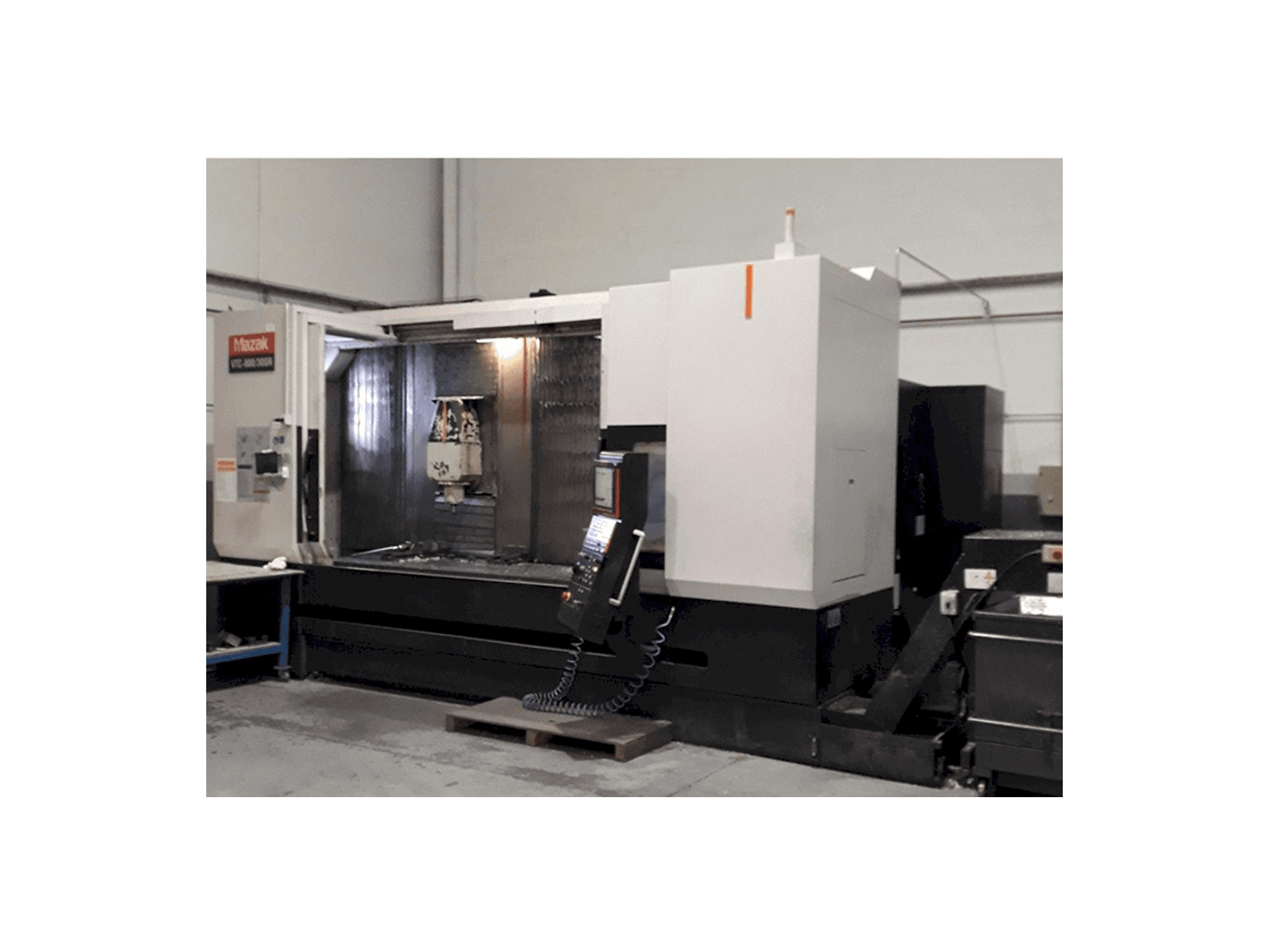 A Mazak 800-30 SR gép elölnézete