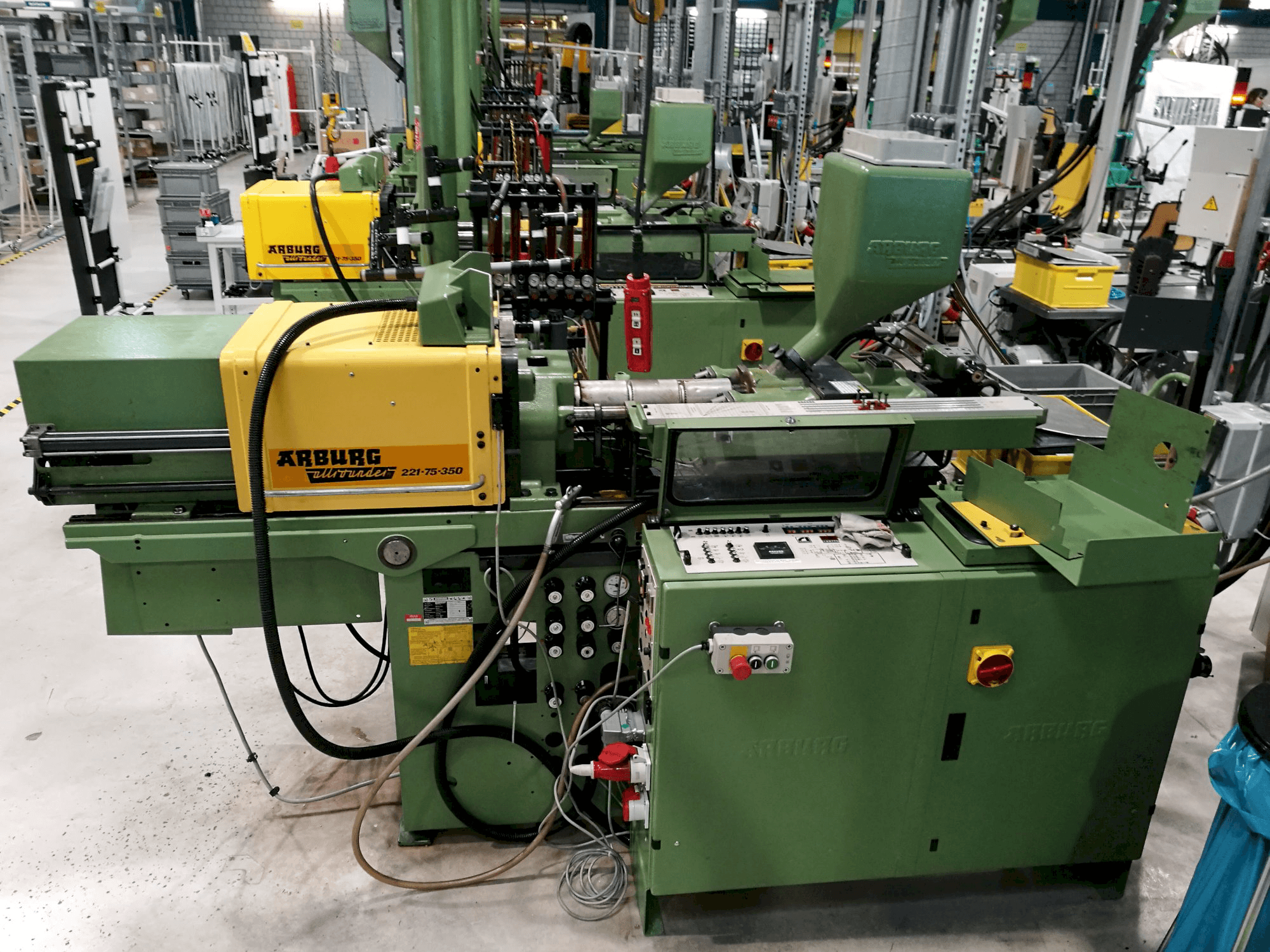 A Arburg Allrounder 221-75-350 gép jobb oldali nézete