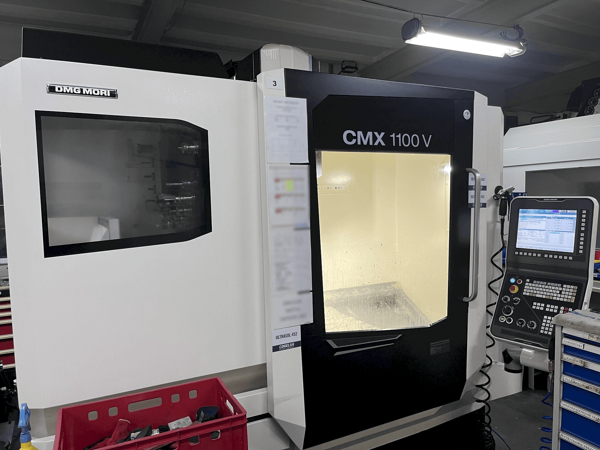 A DMG MORI CMX 1100 V gép oldalnézete