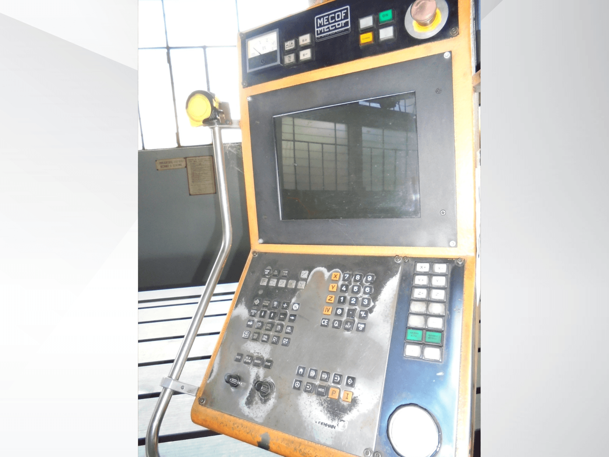 Mecof vezérlőpanel digitális kijelzővel, gombokkal és gombokkal; elölnézetben a kezelőszervek elhasználódása látható.