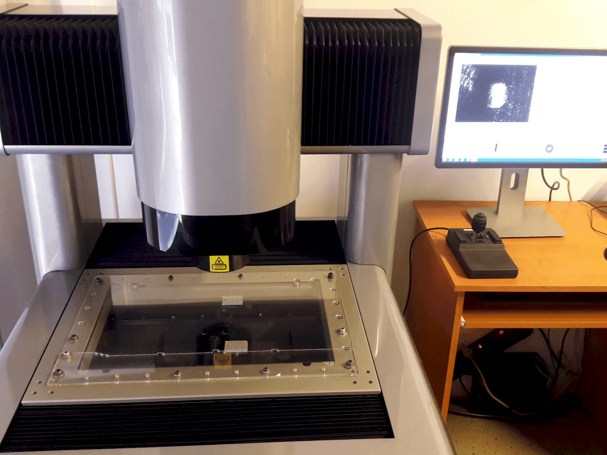 A SCHUT DeMeet-400 gép elölnézete