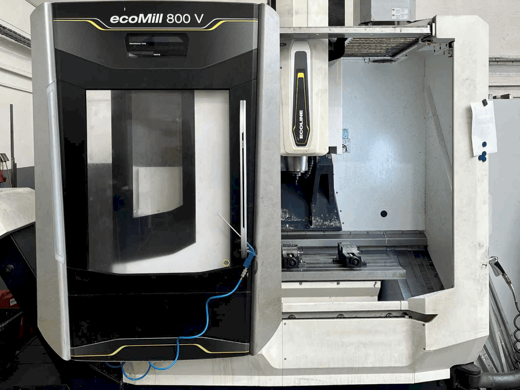 A DMG ecoMill 800 V gép elölnézete