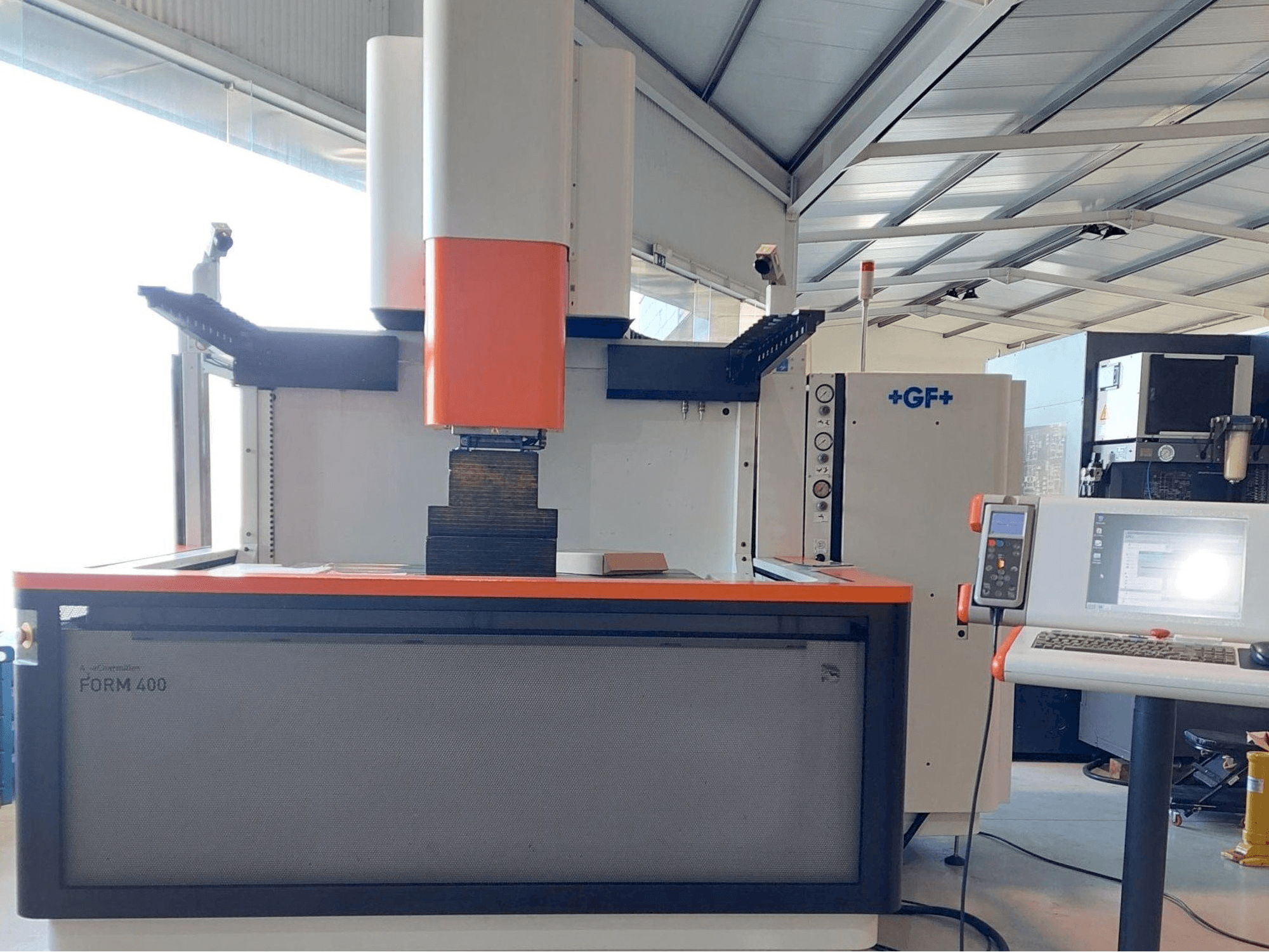 A AgieCharmilles FORM 400 gép elölnézete