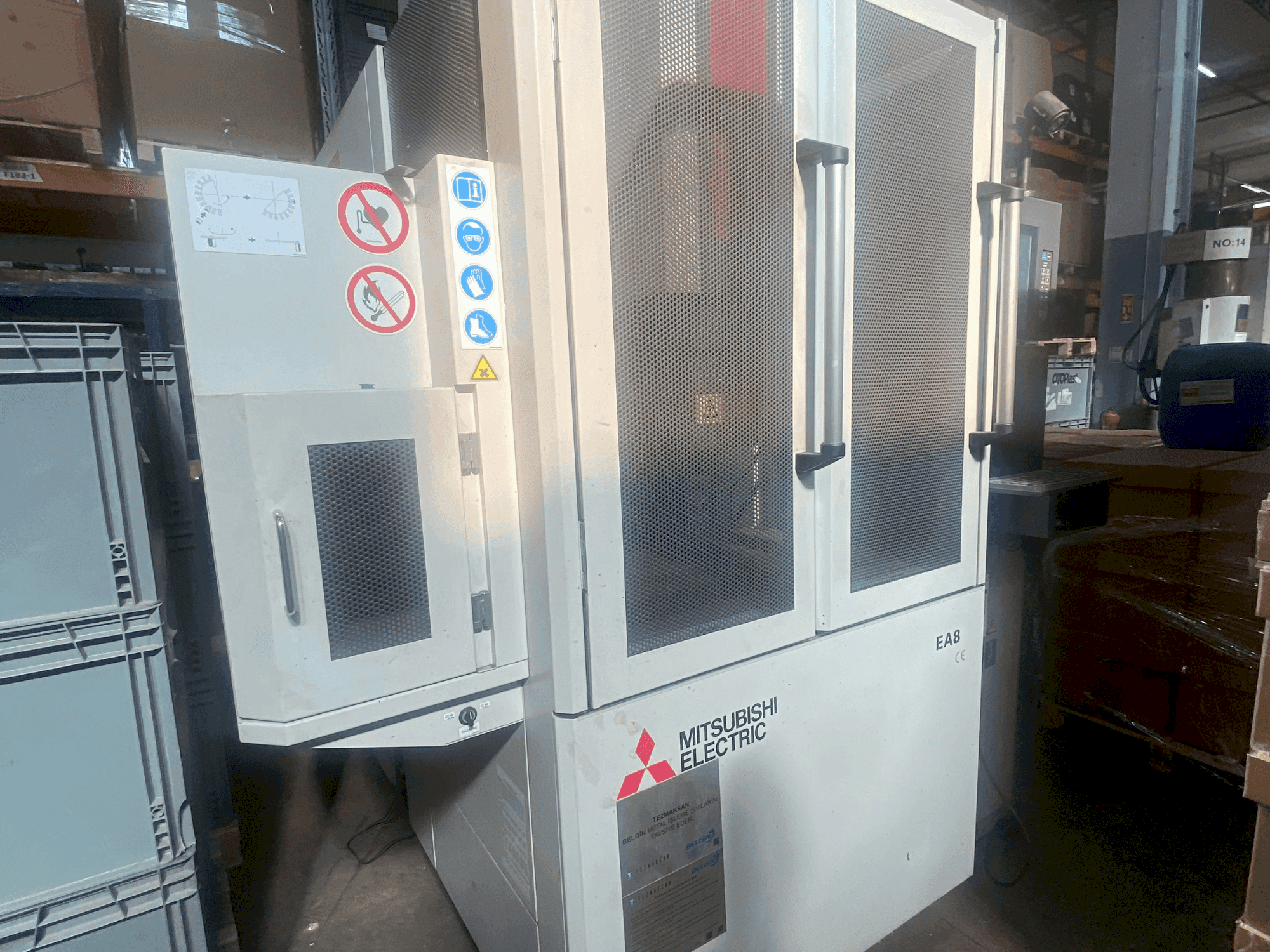 A Mitsubishi EA8 gép elölnézete