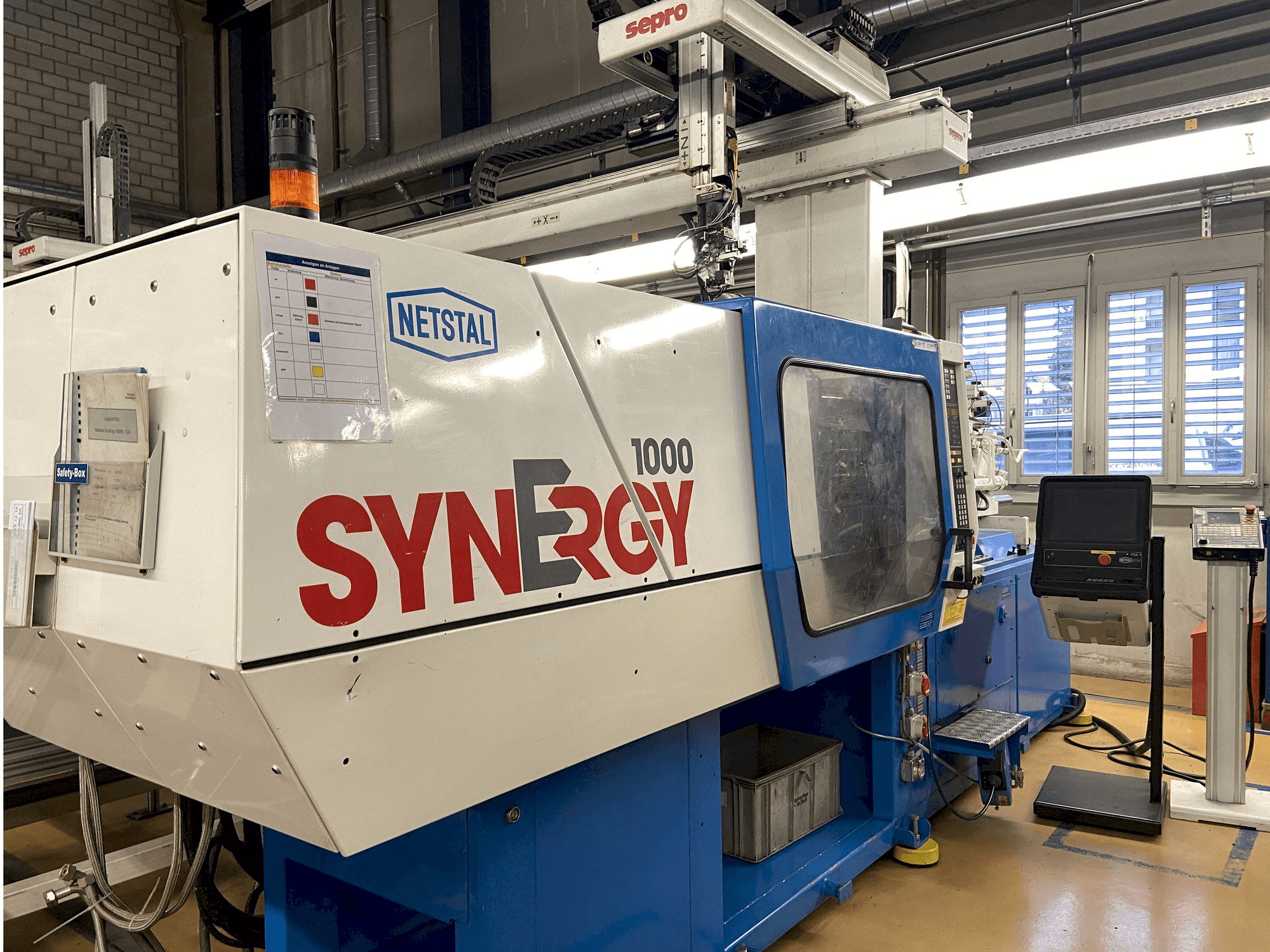 A Netstal SYNERGY 1000-230 gép elölnézete