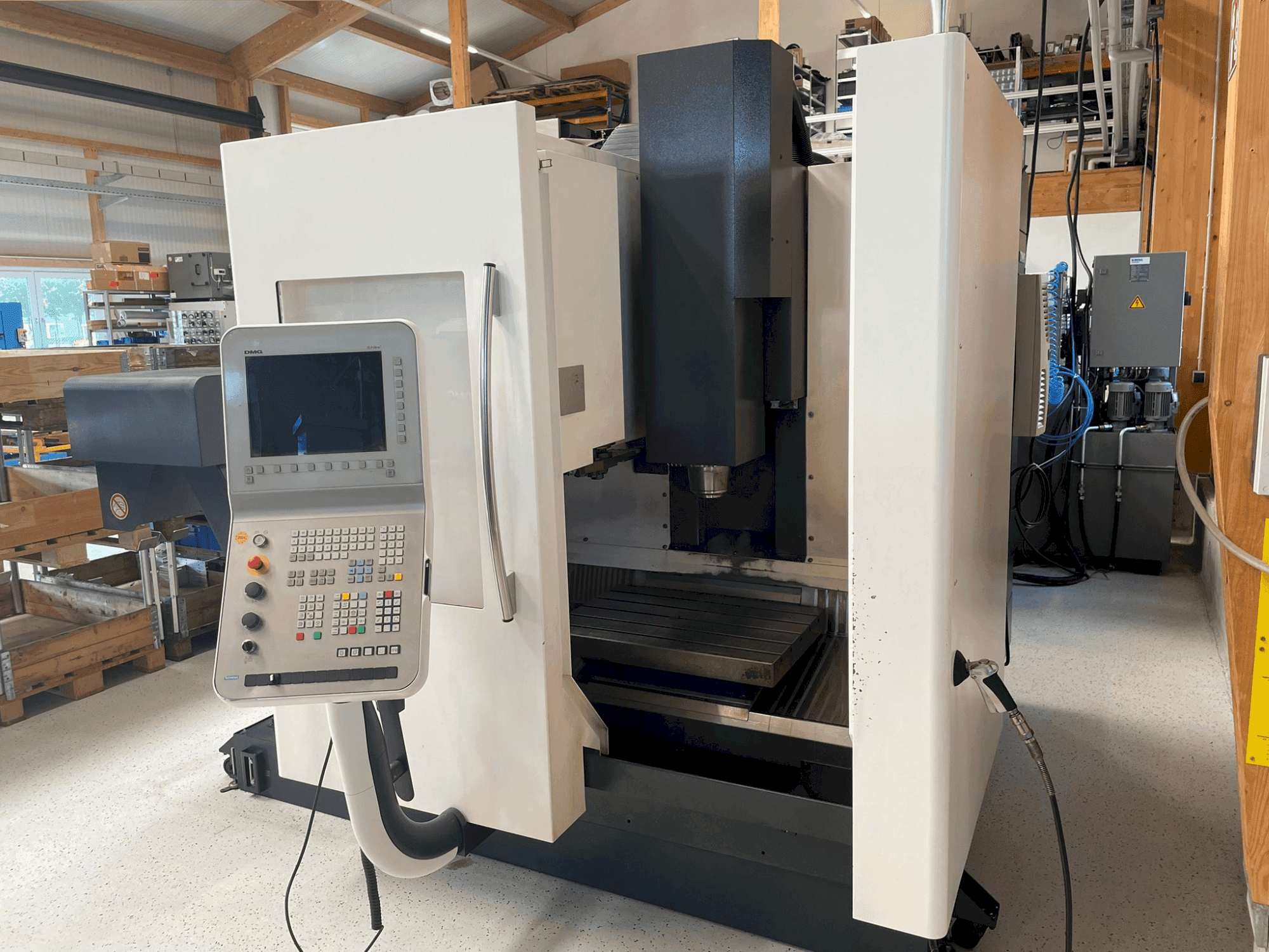 A DMG DMC 635 V eco gép elölnézete