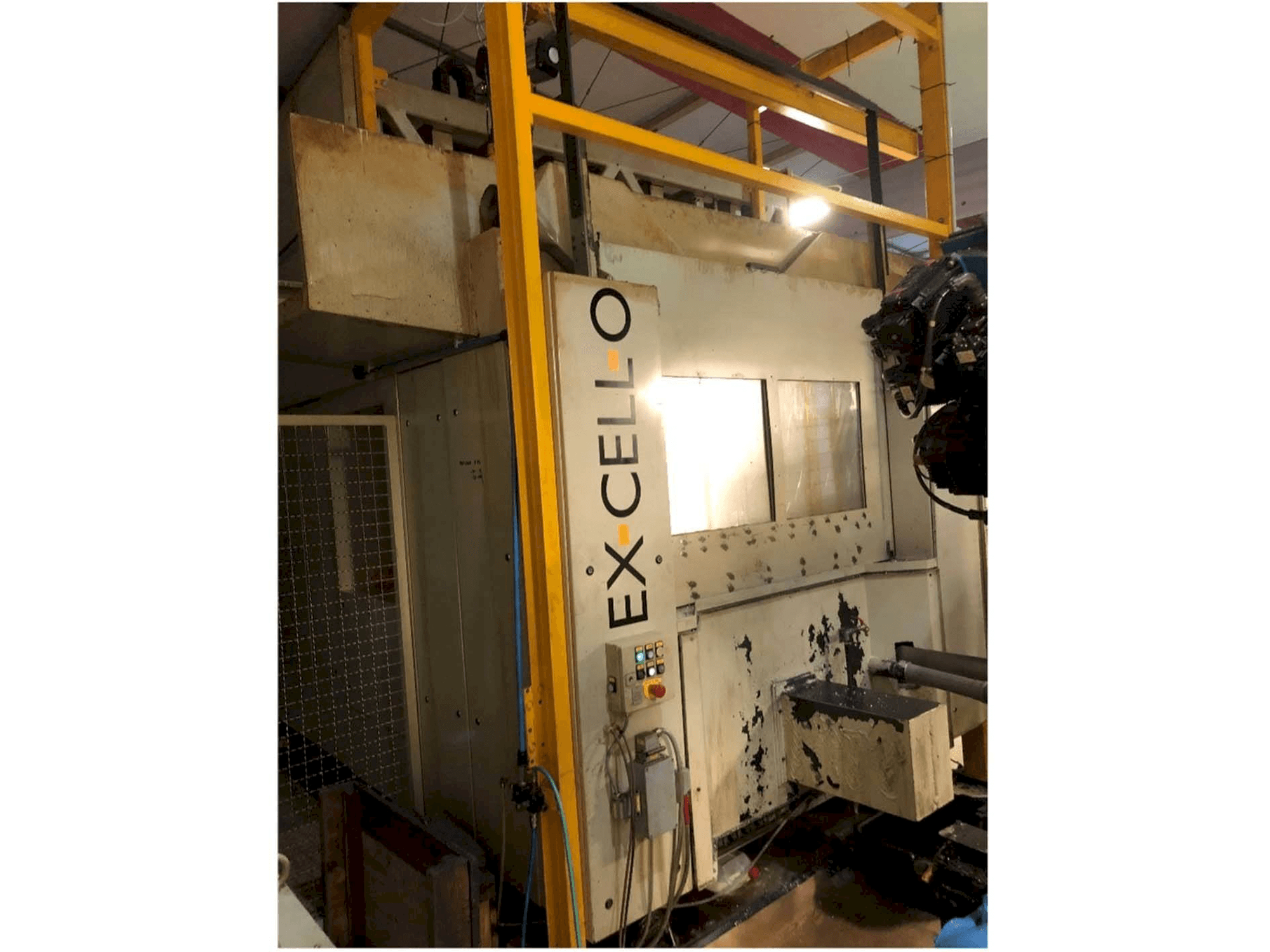 A EXCELLO XHC 242 gép elölnézete