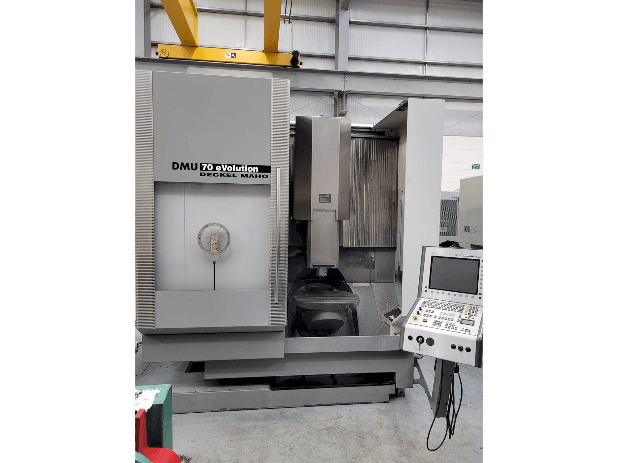 A DECKEL MAHO DMU 70 eVolution gép elölnézete