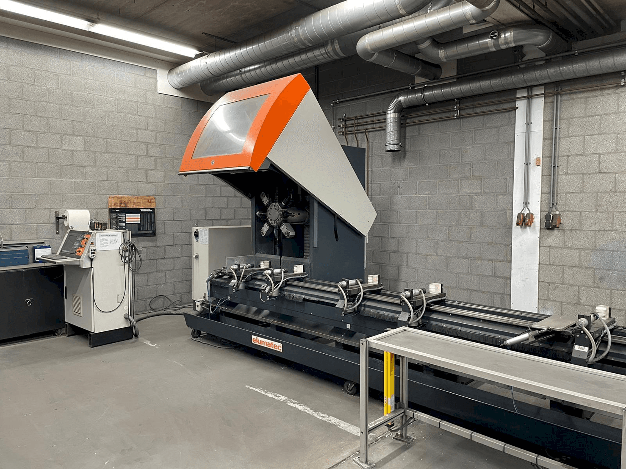 A Elumatec RBF 8 gép elölnézete