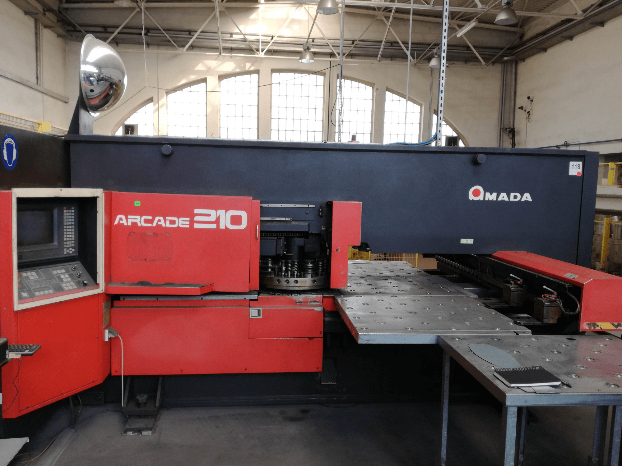 A AMADA ARCADE 210 gép elölnézete