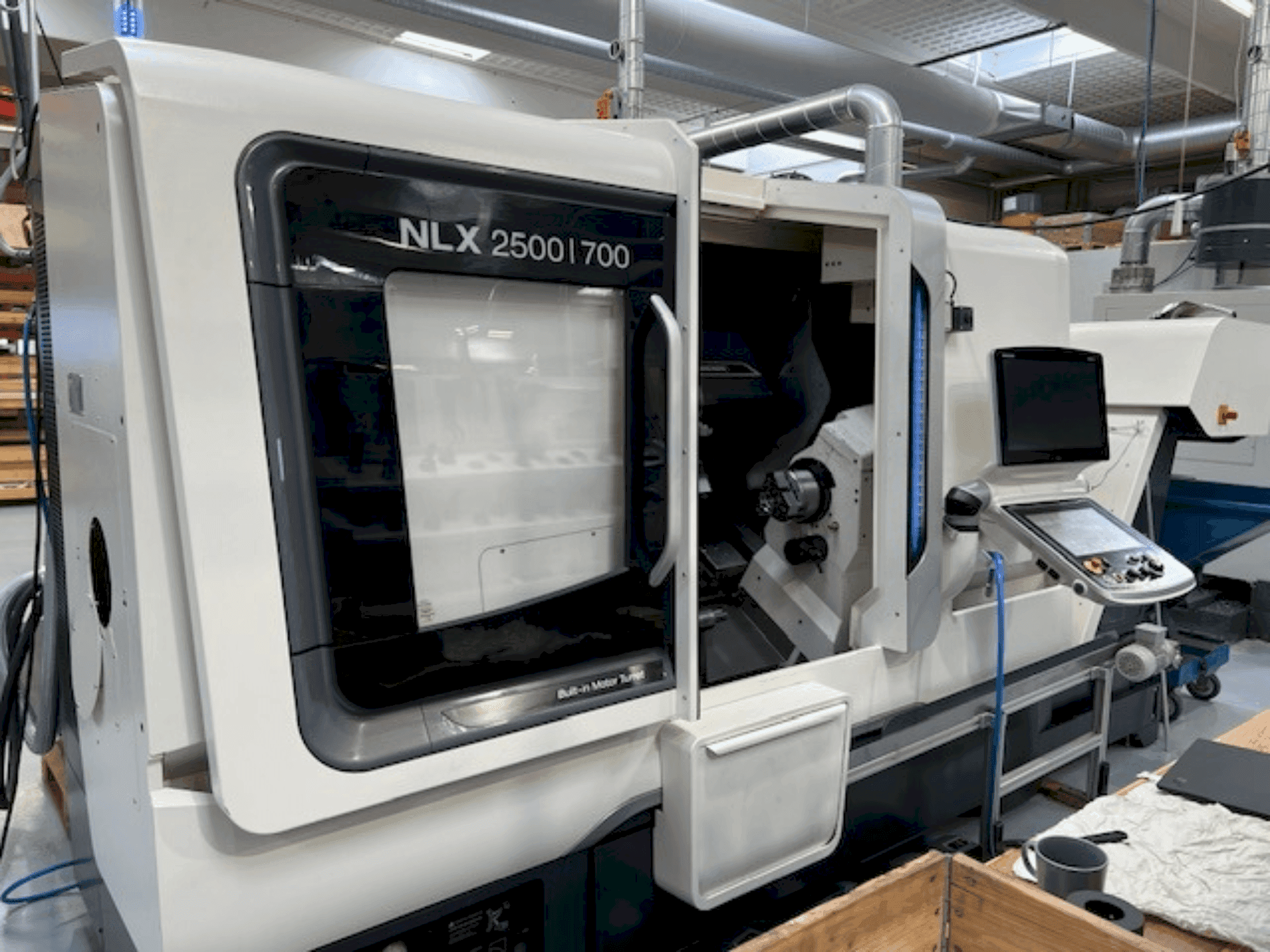 A DMG MORI NLX2500SY/700 gép elölnézete