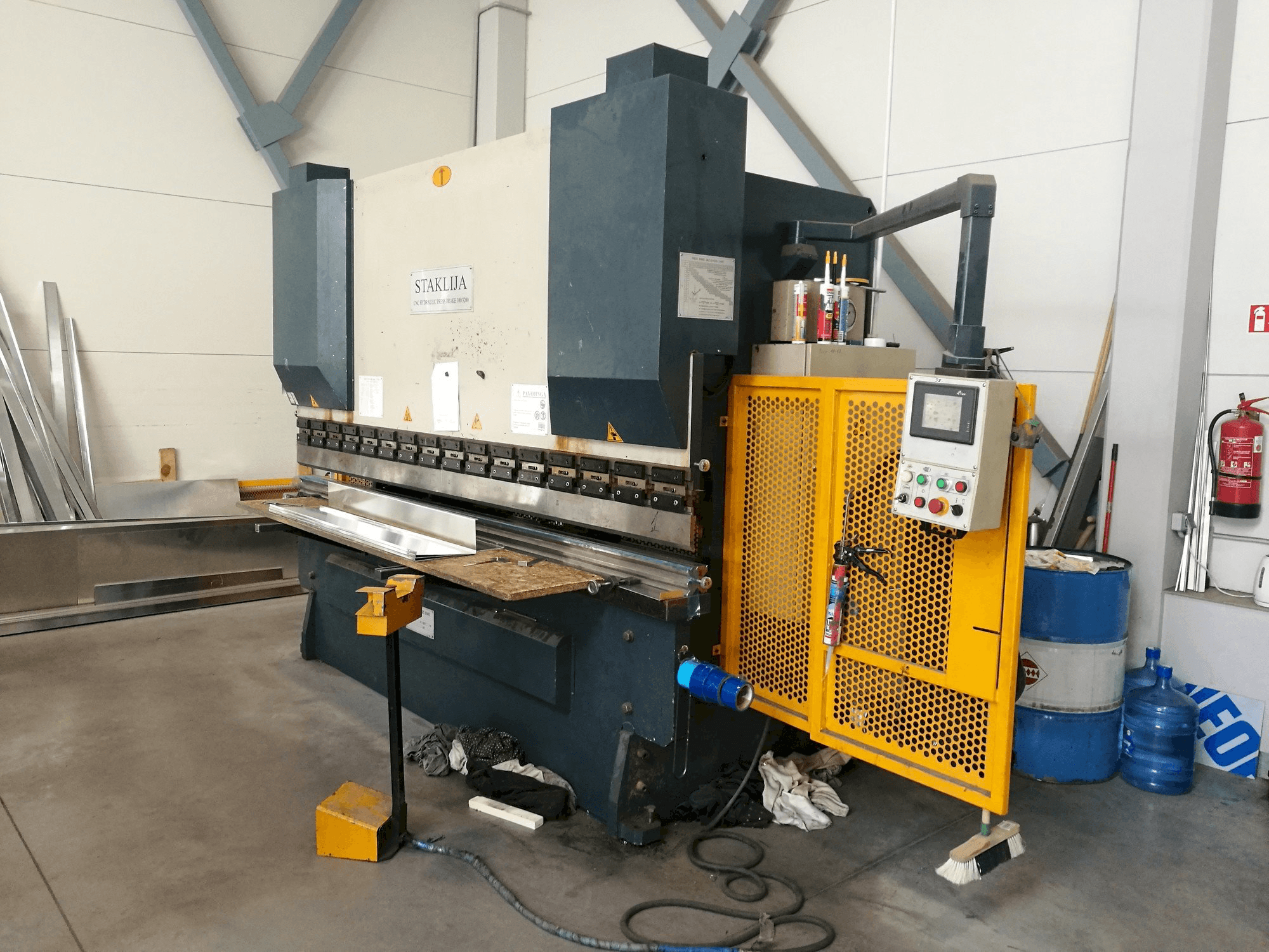 A Staklija WC67K-100x3200 gép elölnézete