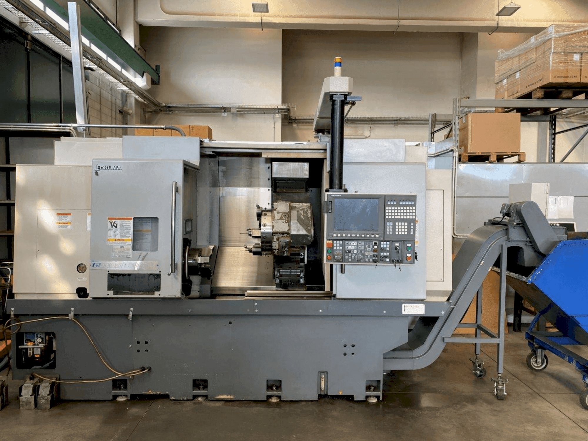 A Okuma Genos L300E-MY gép elölnézete