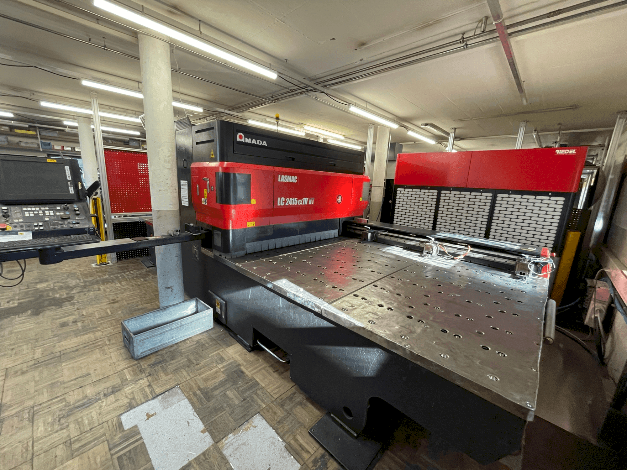 A AMADA LC 2415 α-IV NT gép elölnézete