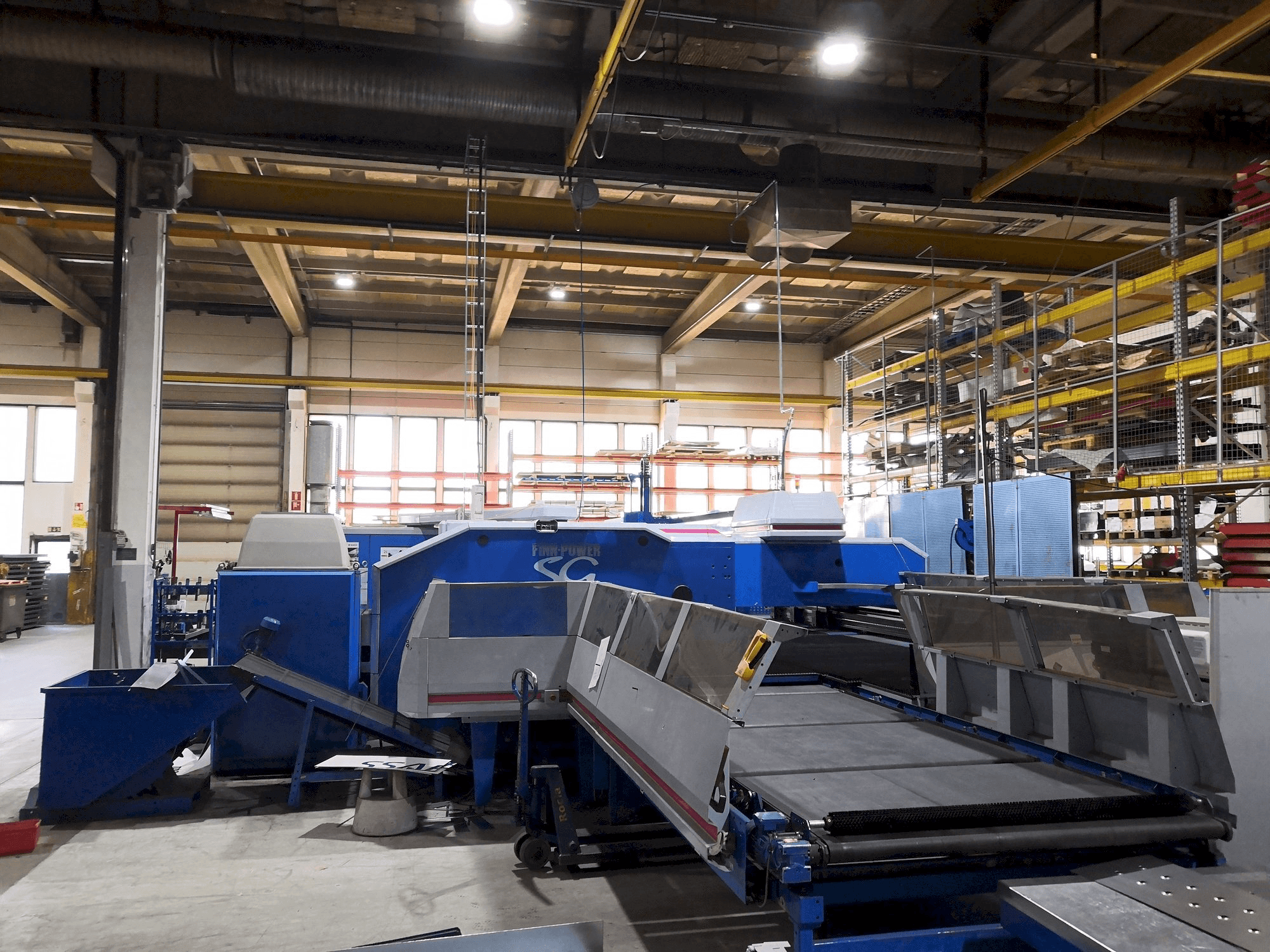 A Finn-Power SG6 gép elölnézete