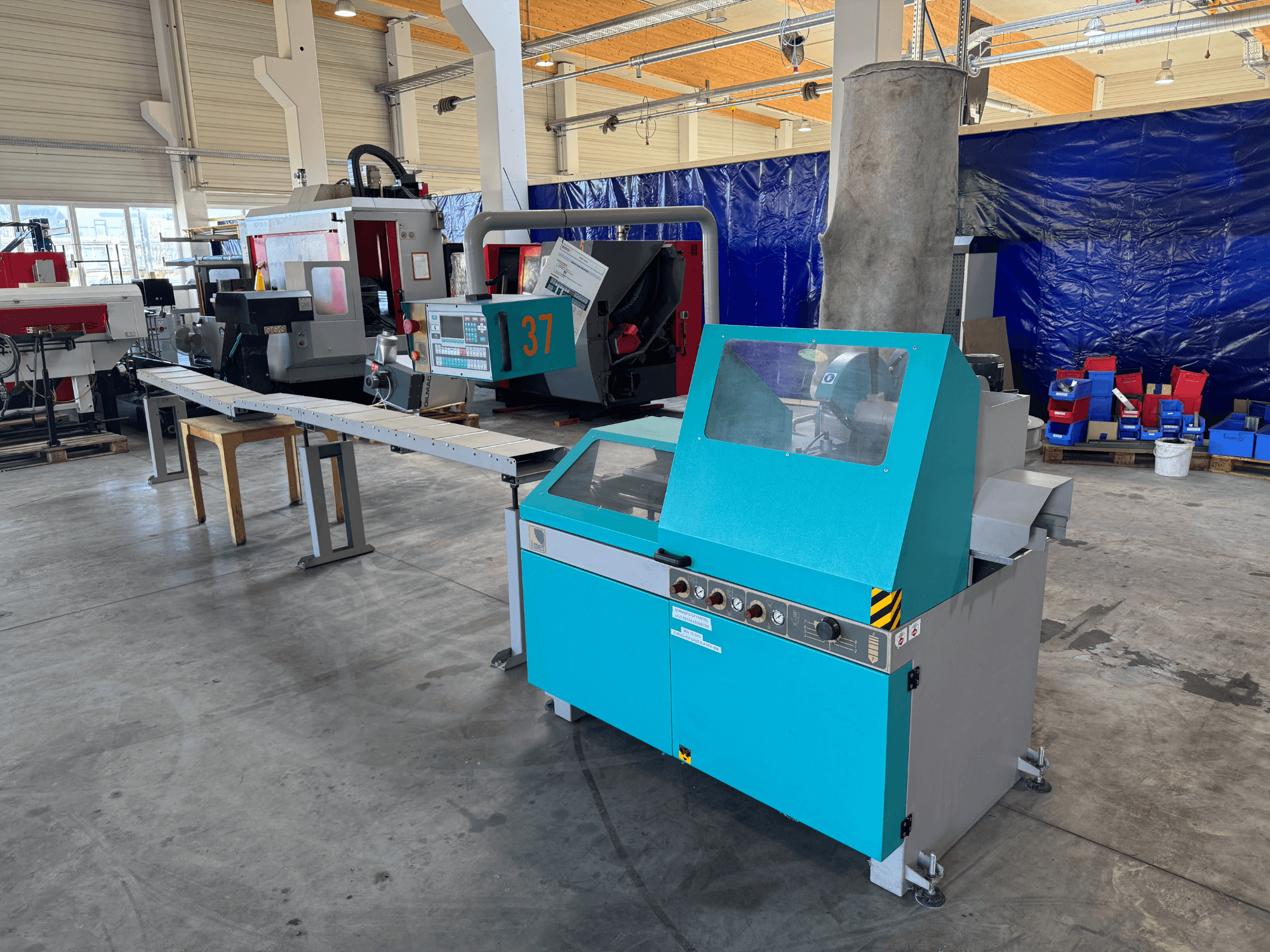 Imet VELOX 350 AF-ENC fém körfűrész egy műhelyben, elölnézetben a kezelőpanel és a porelszívó rendszer.