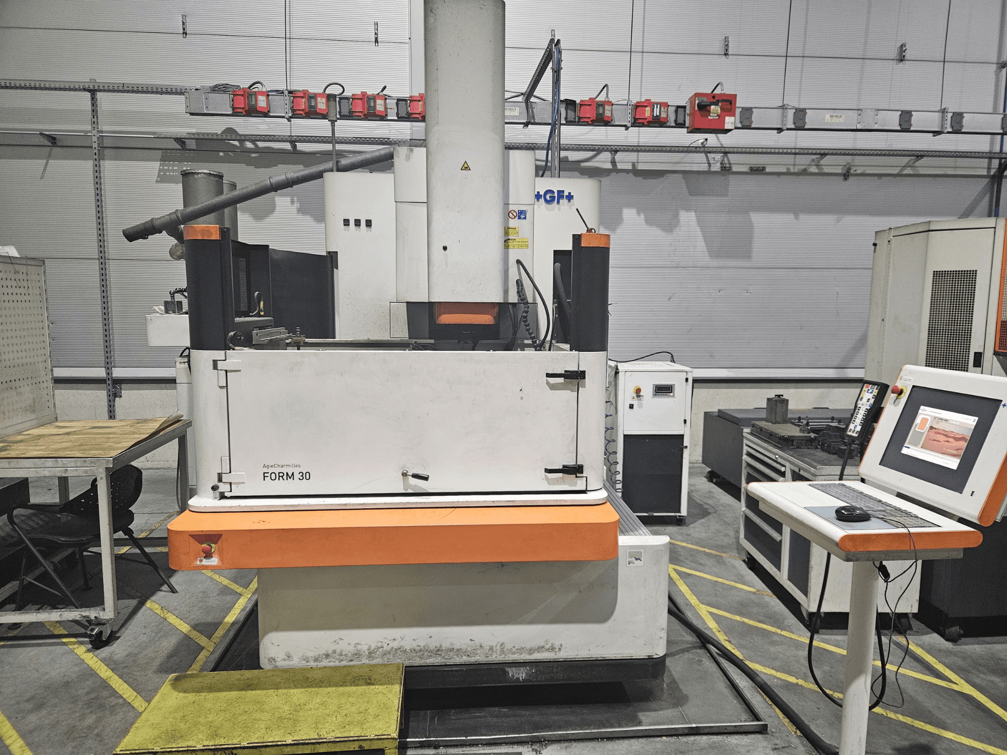 ApeqChemicals FORM 30 gép egy műhelyben, elölnézetben a kezelőpanellel és az oldalsó munkaasztallal.