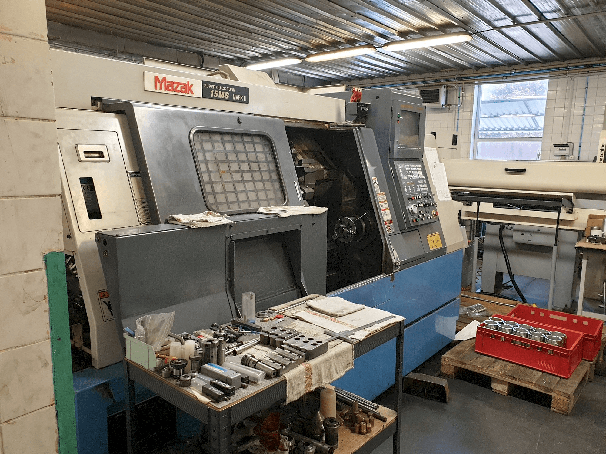 A Mazak SQT 15MS gép elölnézete