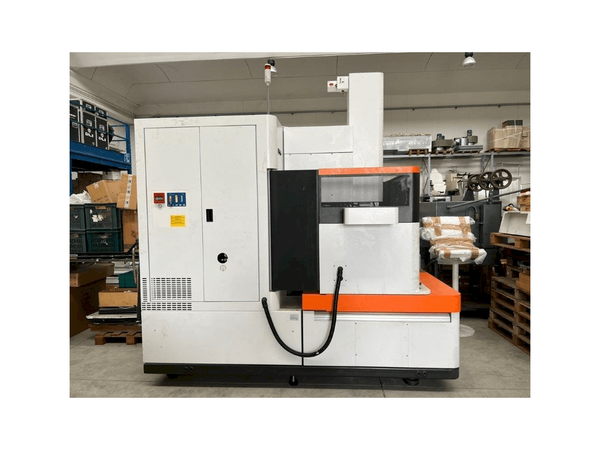 A AgieCharmilles FORM 30 gép elölnézete