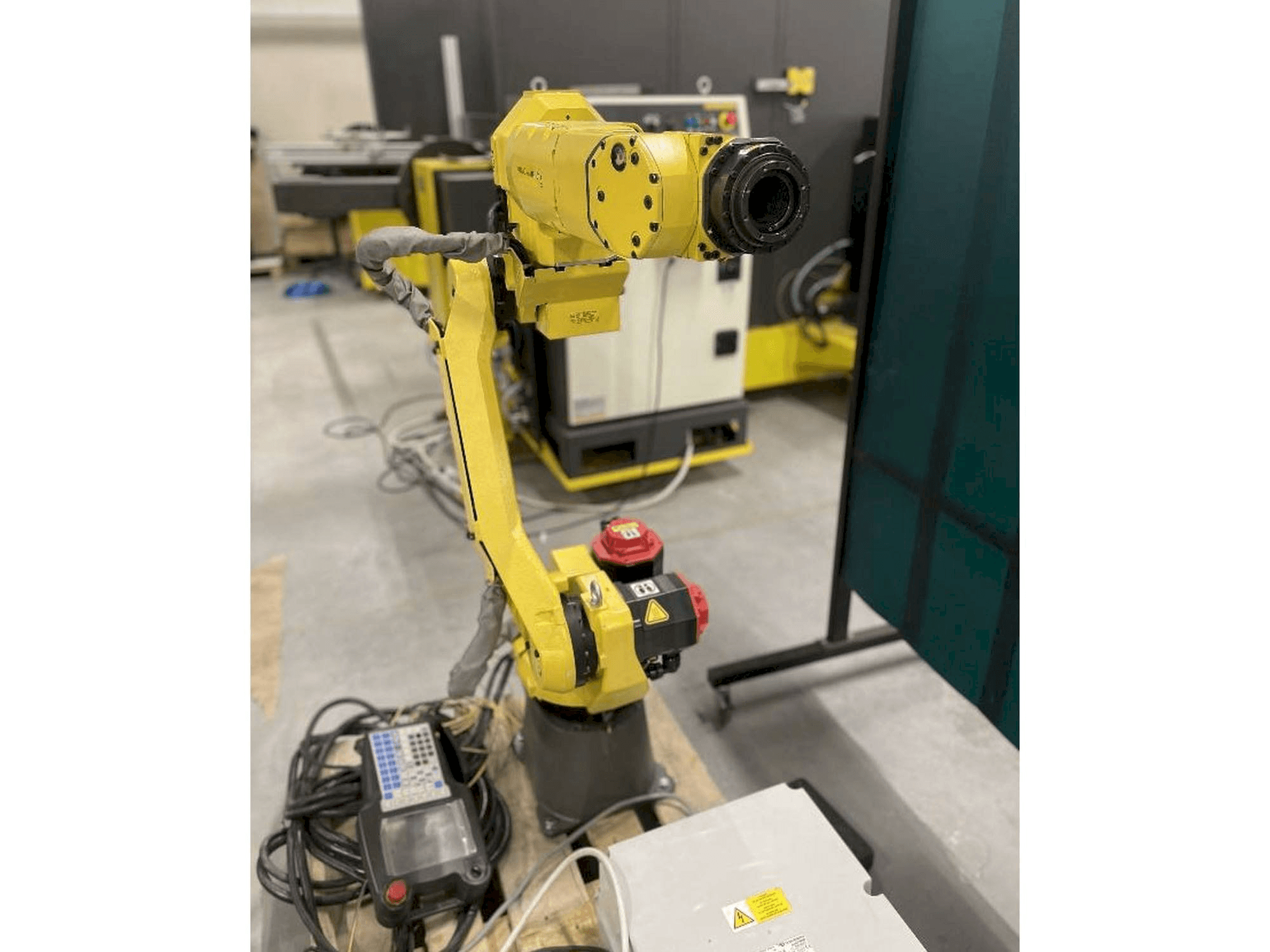 A FANUC M10iA/12 gép elölnézete