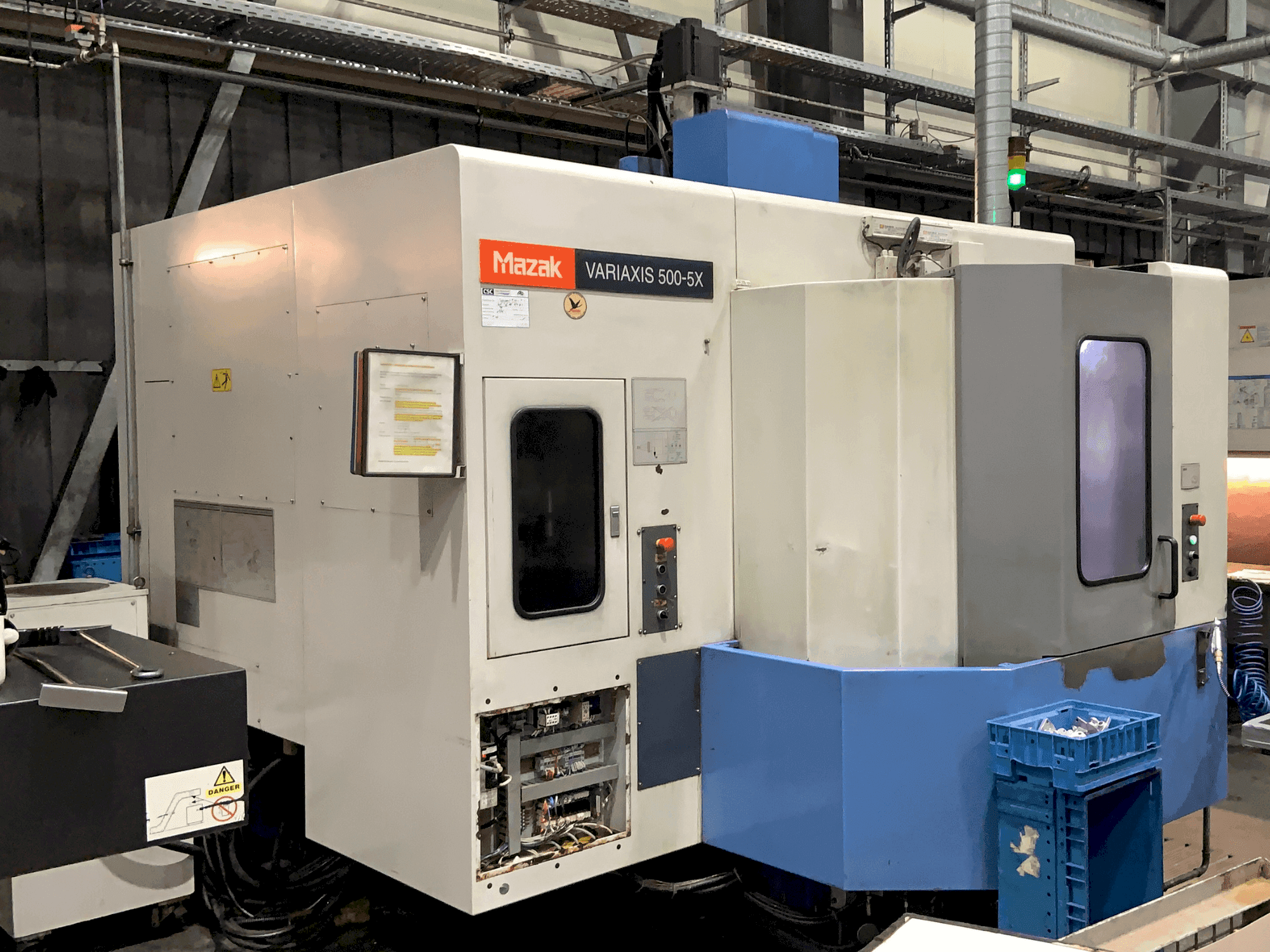 A Mazak VARIAXIS 500 5X gép elölnézete