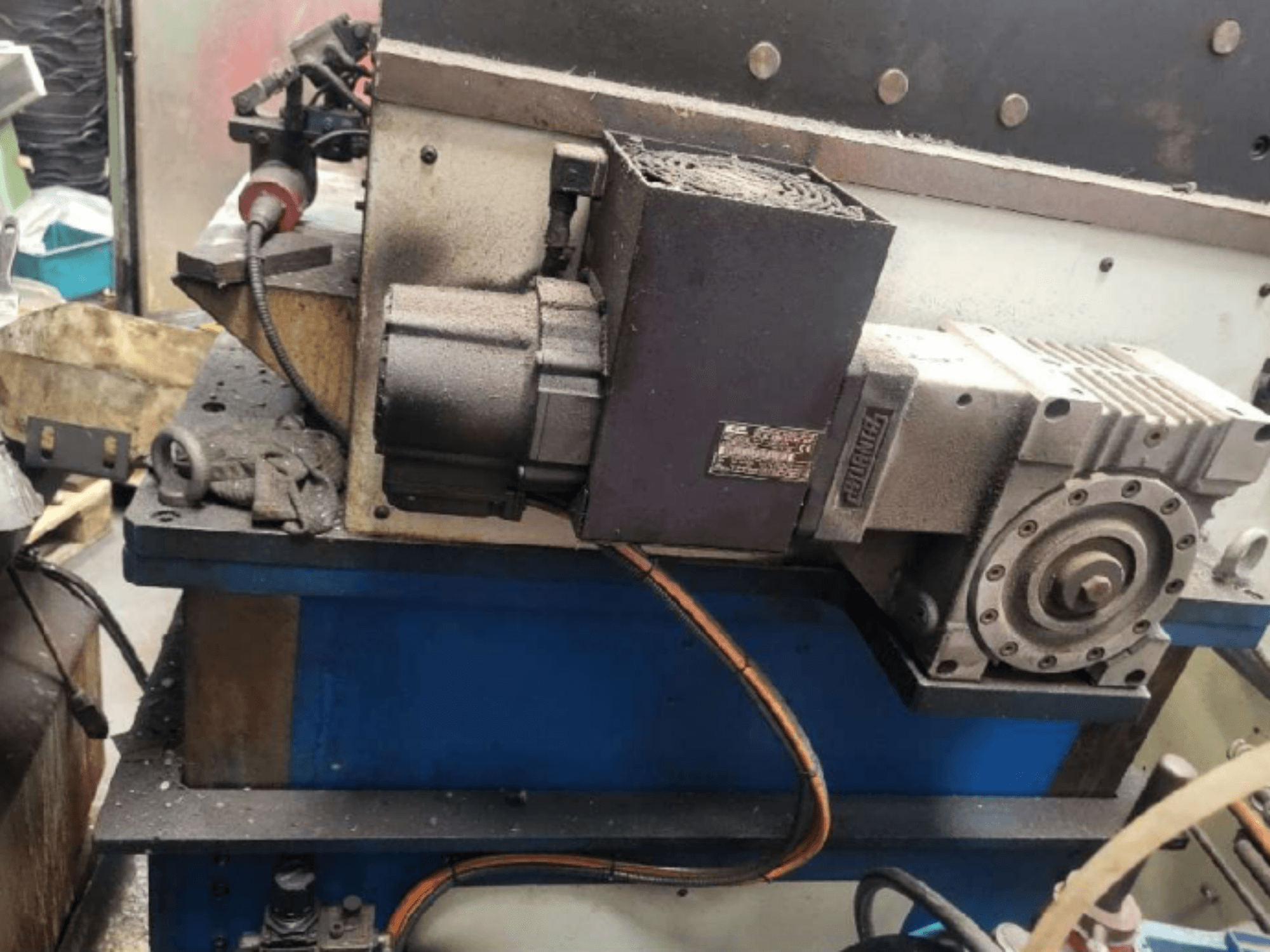 Mechanikus bélyegzőprés PRESSIX 160 CNR 6, oldalnézetben a motor és a csatlakozások kék platformon.