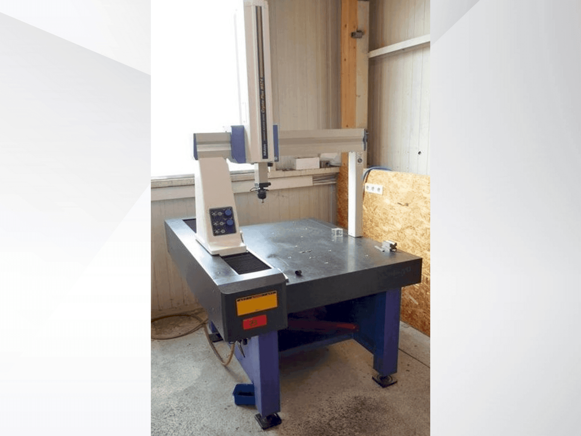 A Mitutoyo Crysta-Plus M574 gép elölnézete