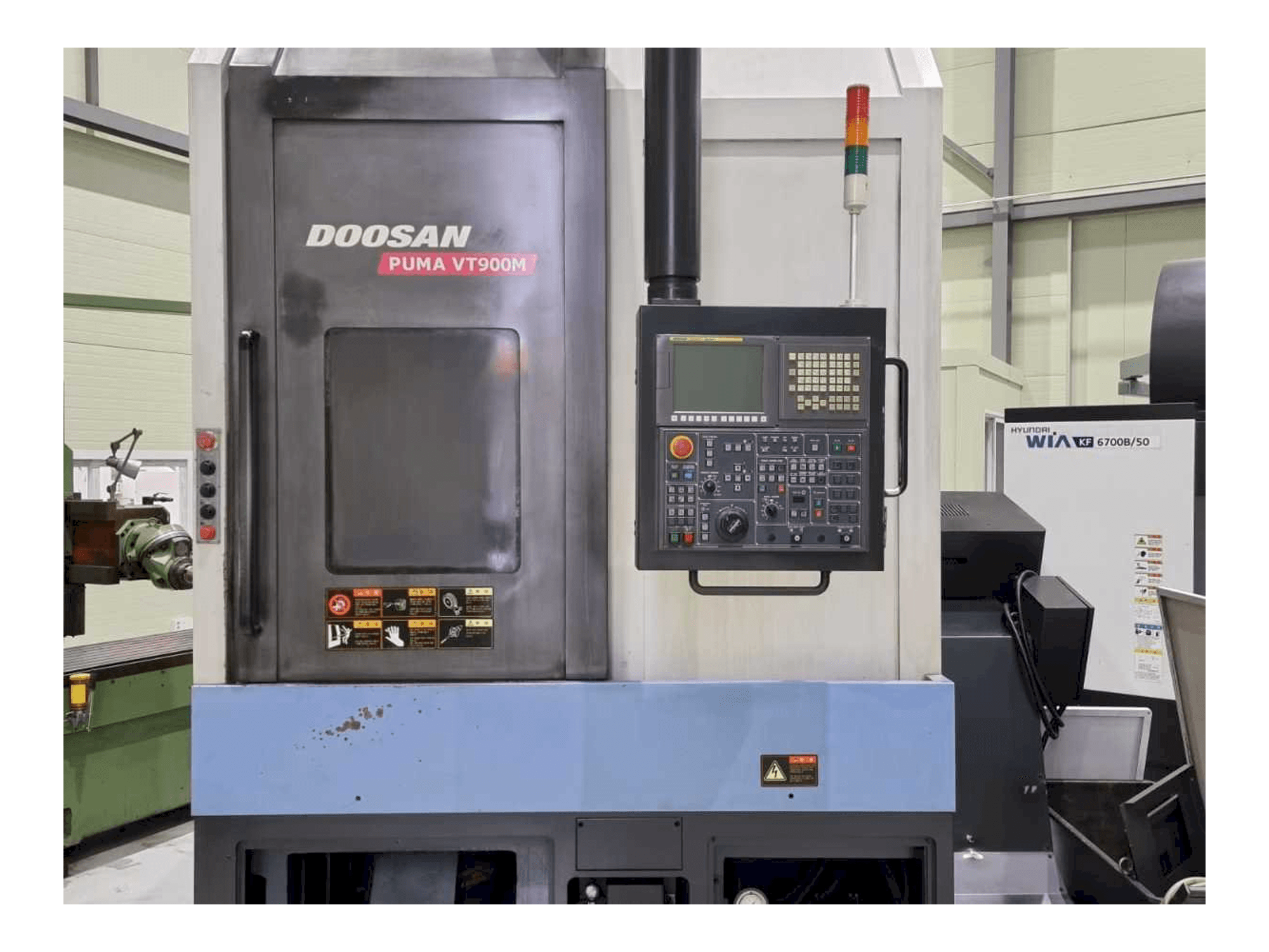 A Doosan PUMA VT900M gép elölnézete