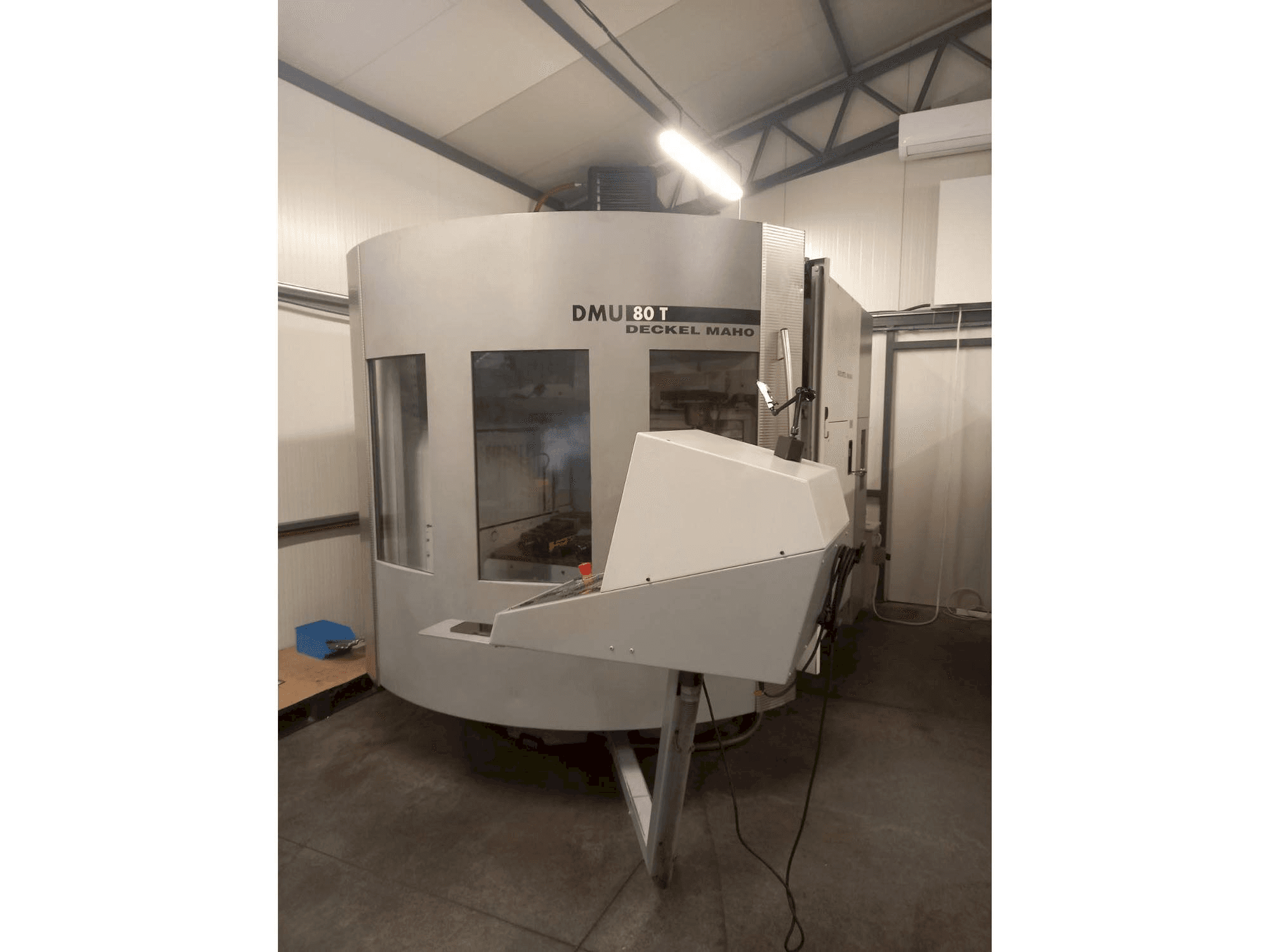 A DECKEL MAHO DMU 80T gép elölnézete
