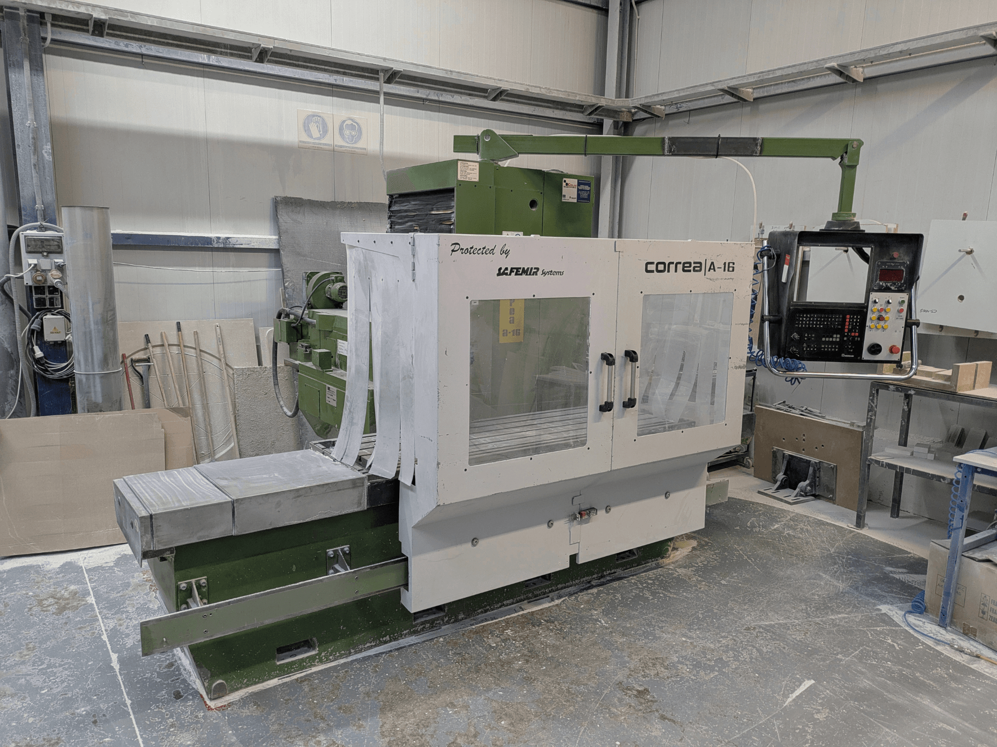 Correa A-16 marógép egy műhelyben, elölnézet a kezelőpanellel és a munkafelülettel, ipari formatervezés és funkcionalitás bemutatása.
