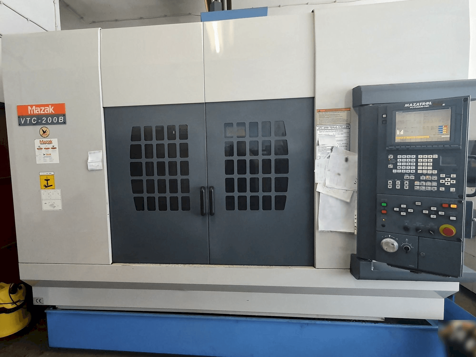 A Mazak VTC-200B gép elölnézete