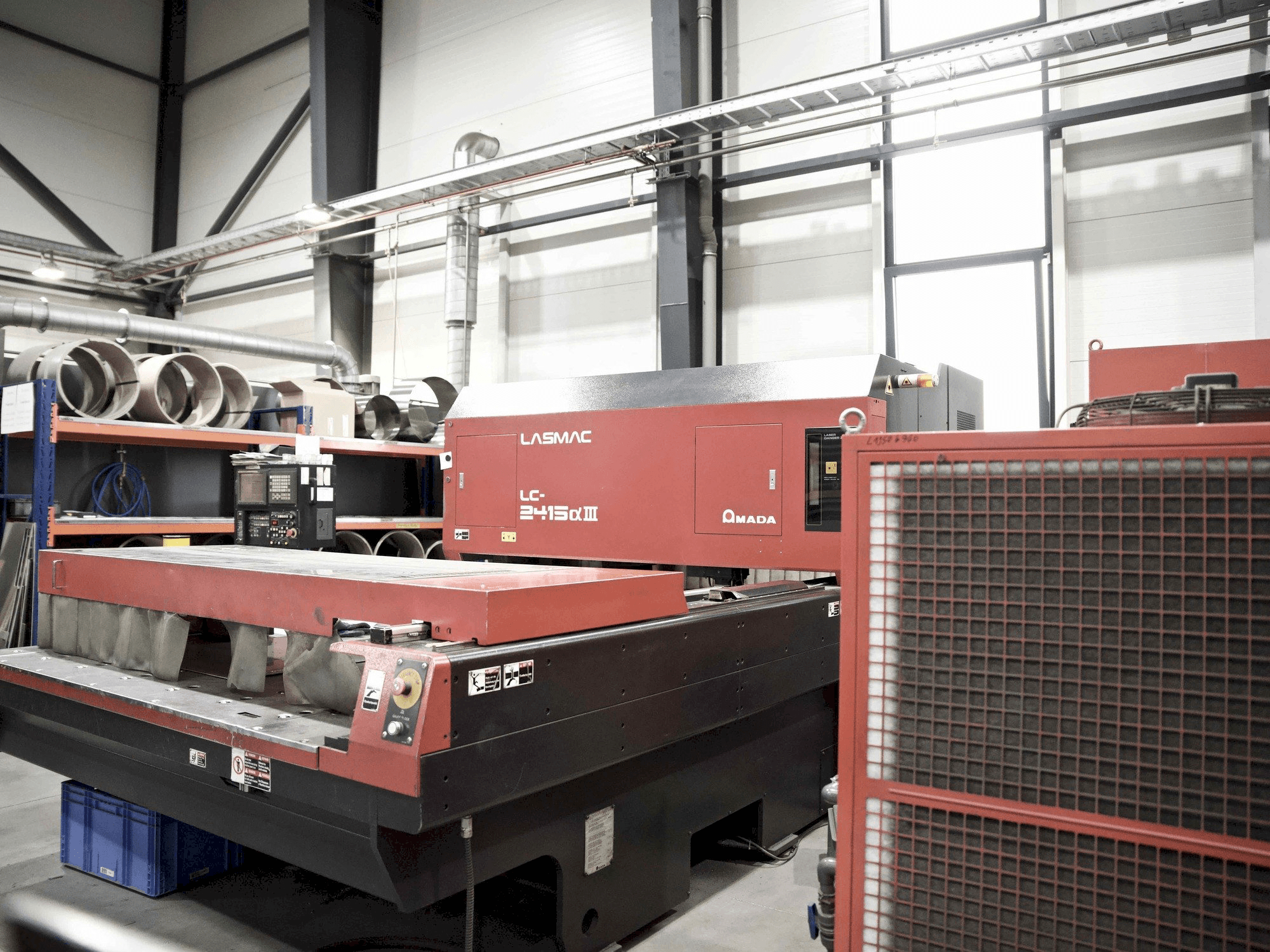 A AMADA LC-2415aIII gép elölnézete