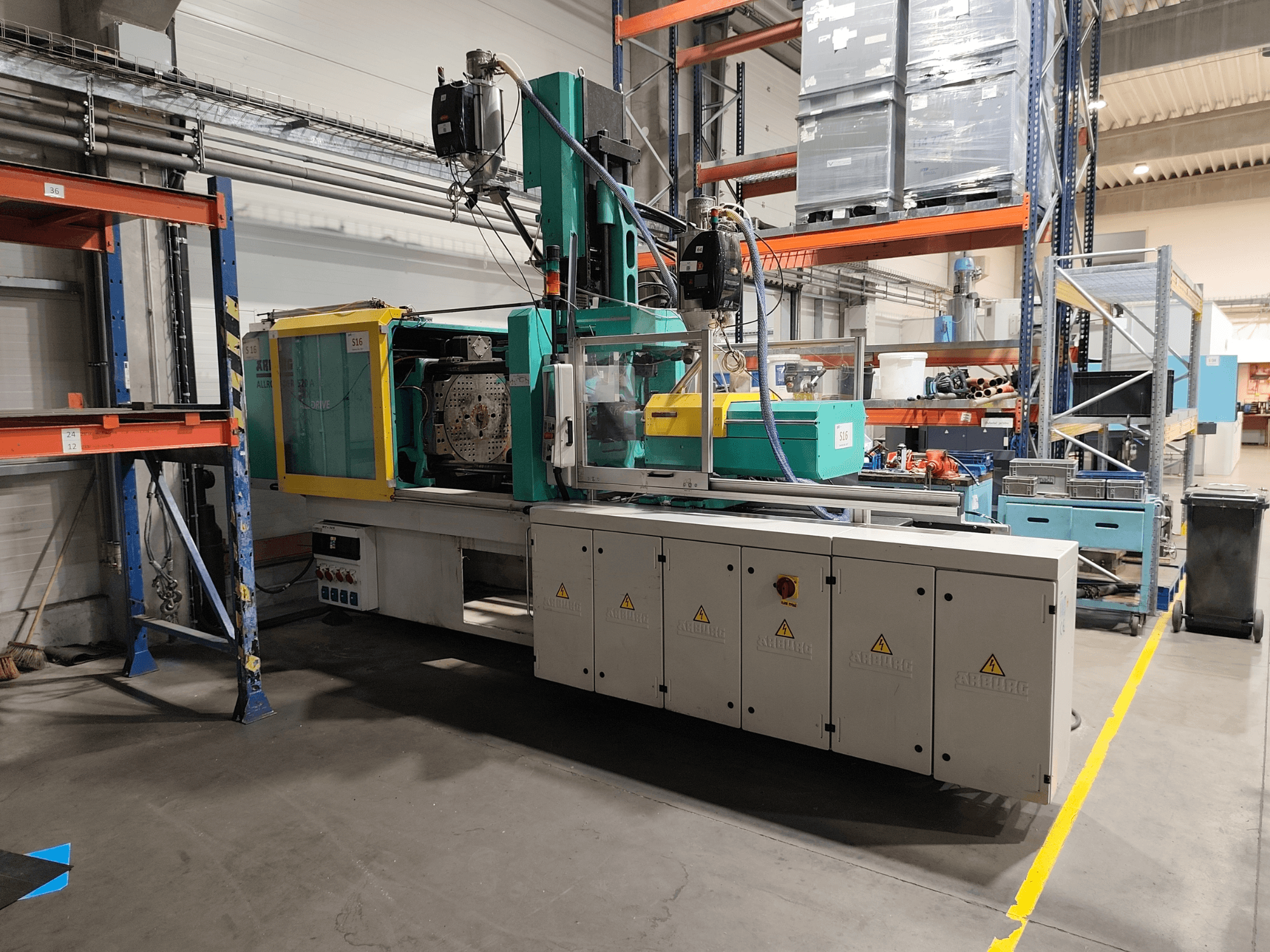 Arburg Allrounder 520 A 1500-70 Alldrive hidraulikus fröccsöntőgép, oldalnézet gyári környezetben.