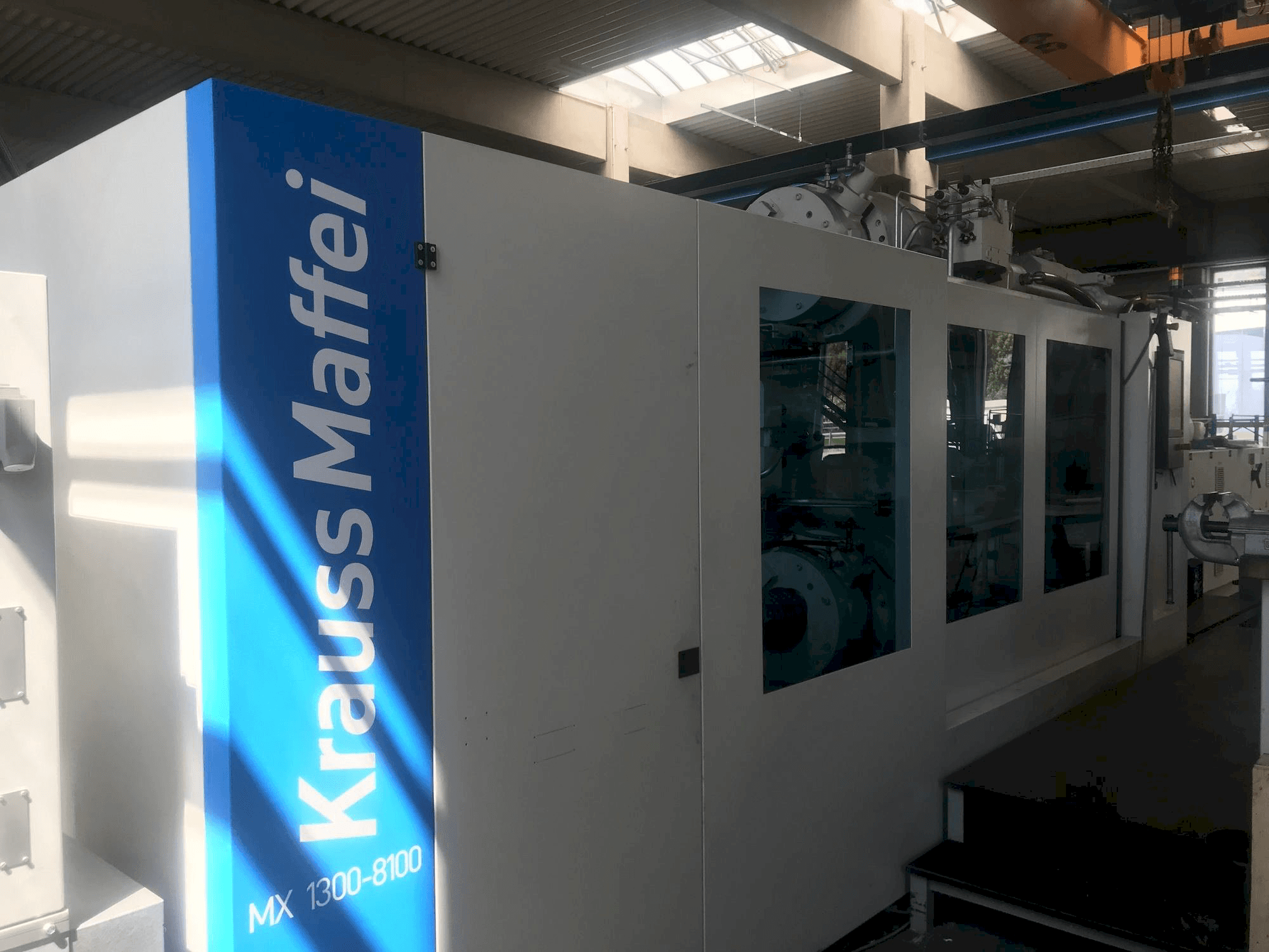 A Krauss Maffei 1300-8100 MX gép elölnézete