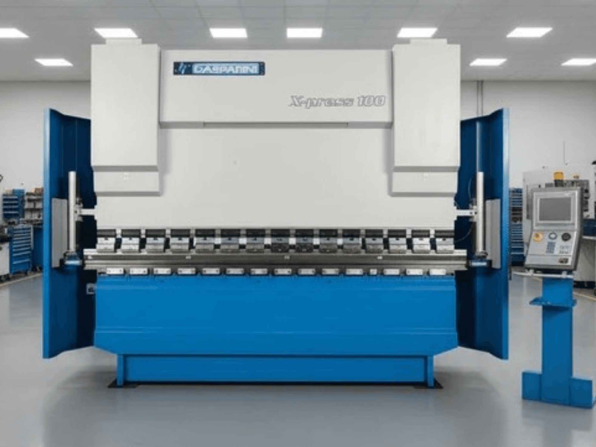 GASPARINI X-Press 100 hidraulikus prés, elölnézet, kék külső burkolattal és a jobb oldalon elhelyezett vezérlőpanellel.