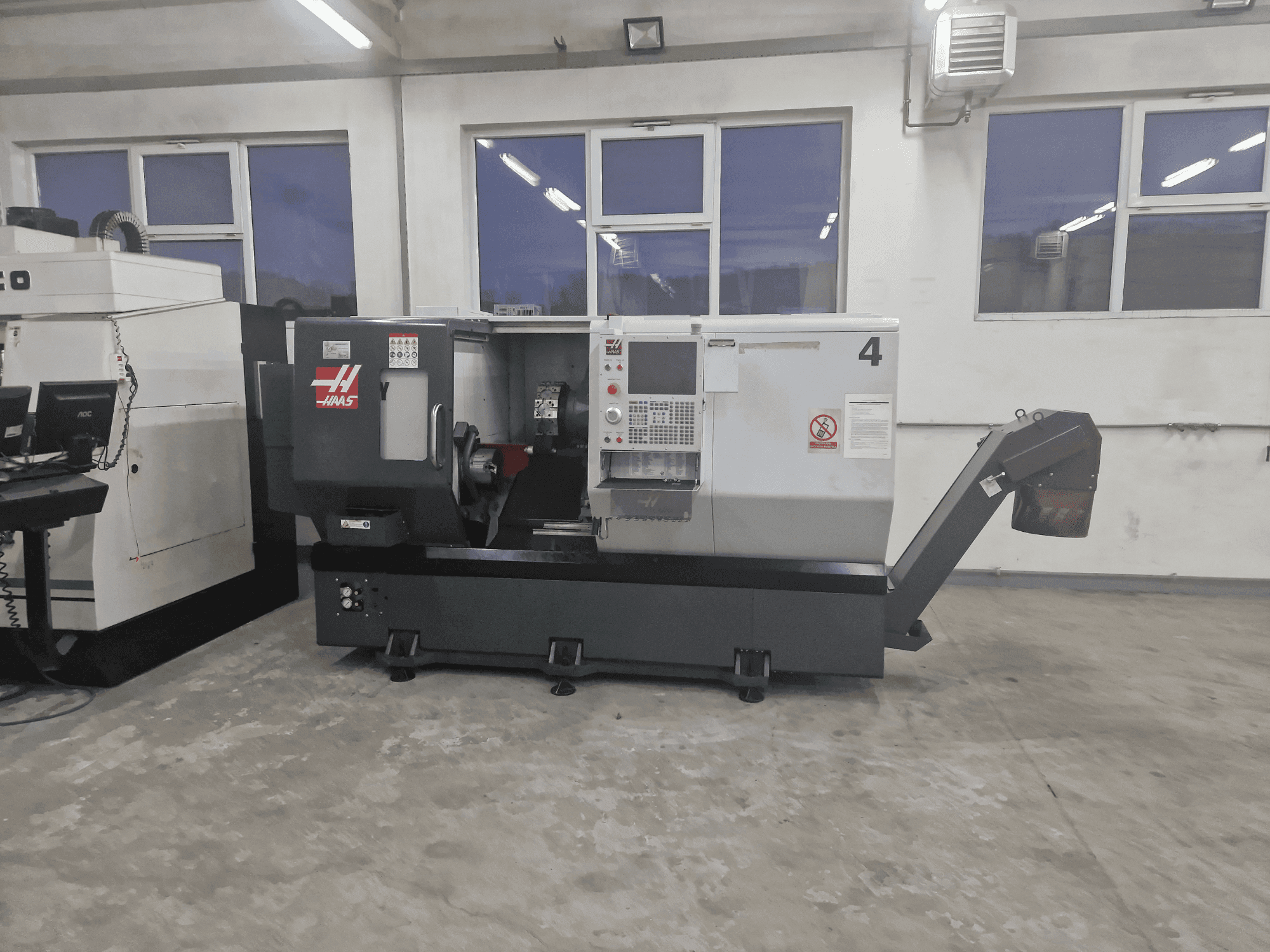 A HAAS ST-30Y gép elölnézete