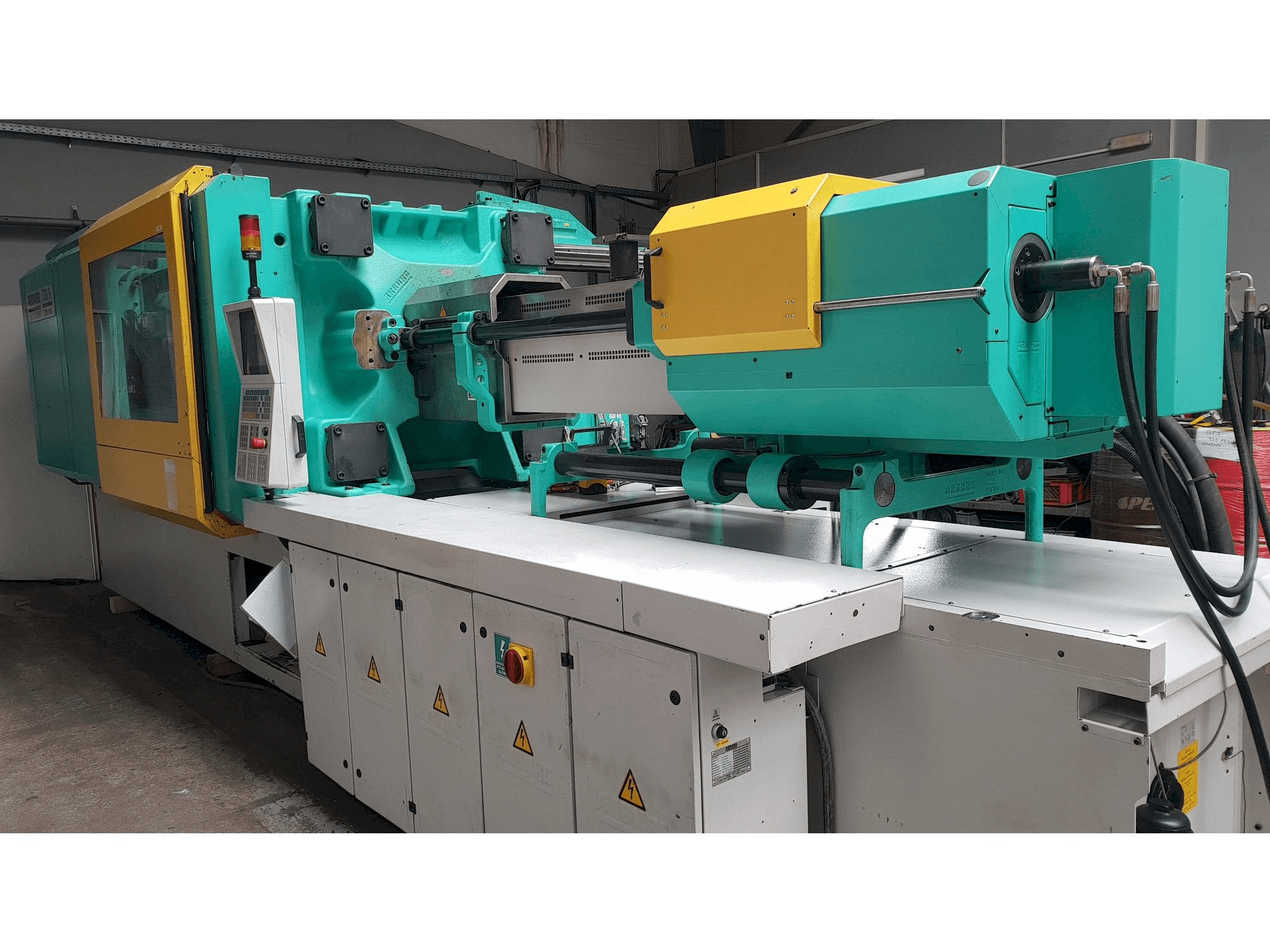 A Arburg Multilift H 720 - 3200 - 1300 gép elölnézete