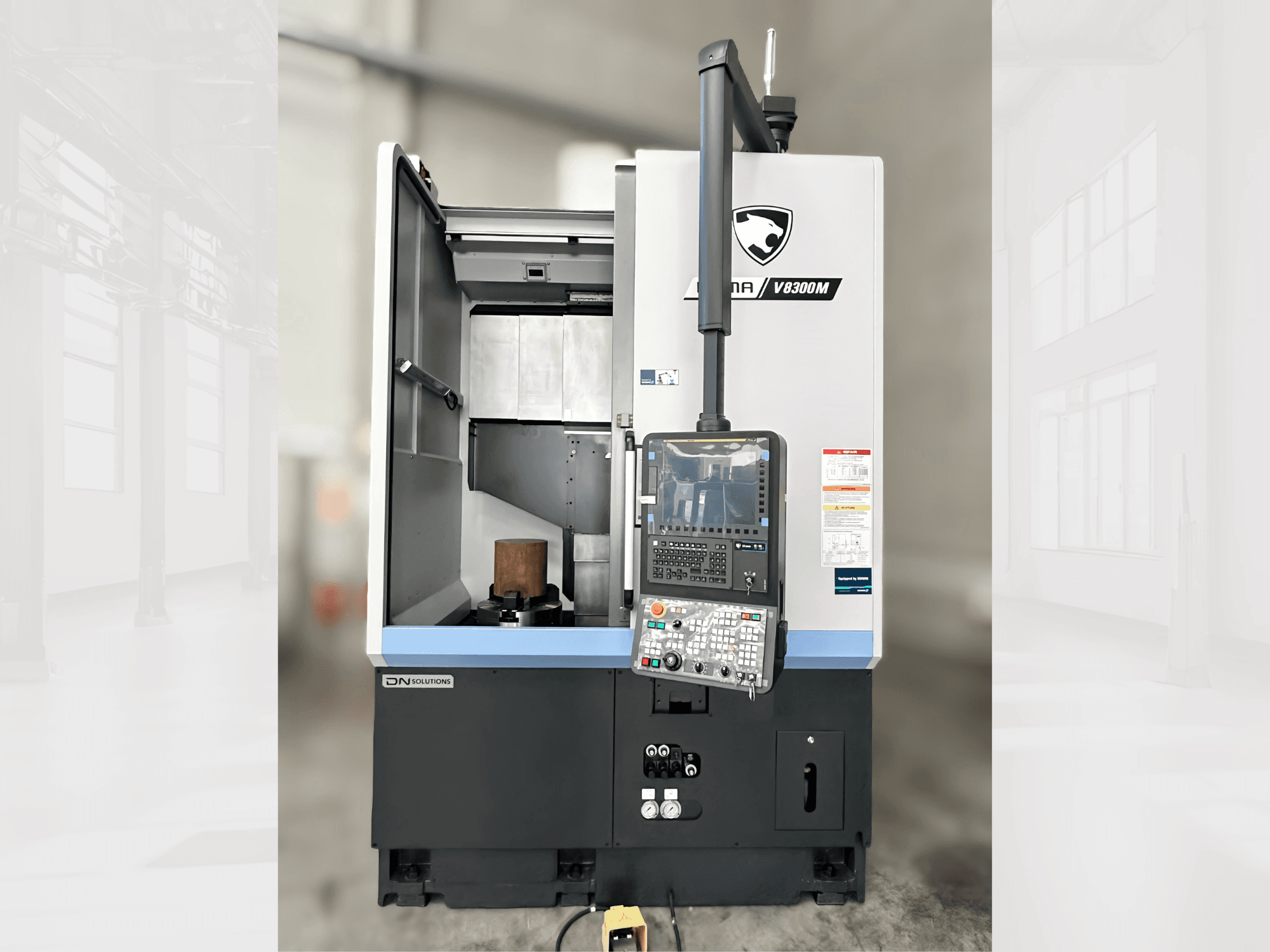 Puma V8300MR függőleges esztergagép elölnézetben, a vezérlőpanel és a nyitott ajtó mutatja a belső teret.