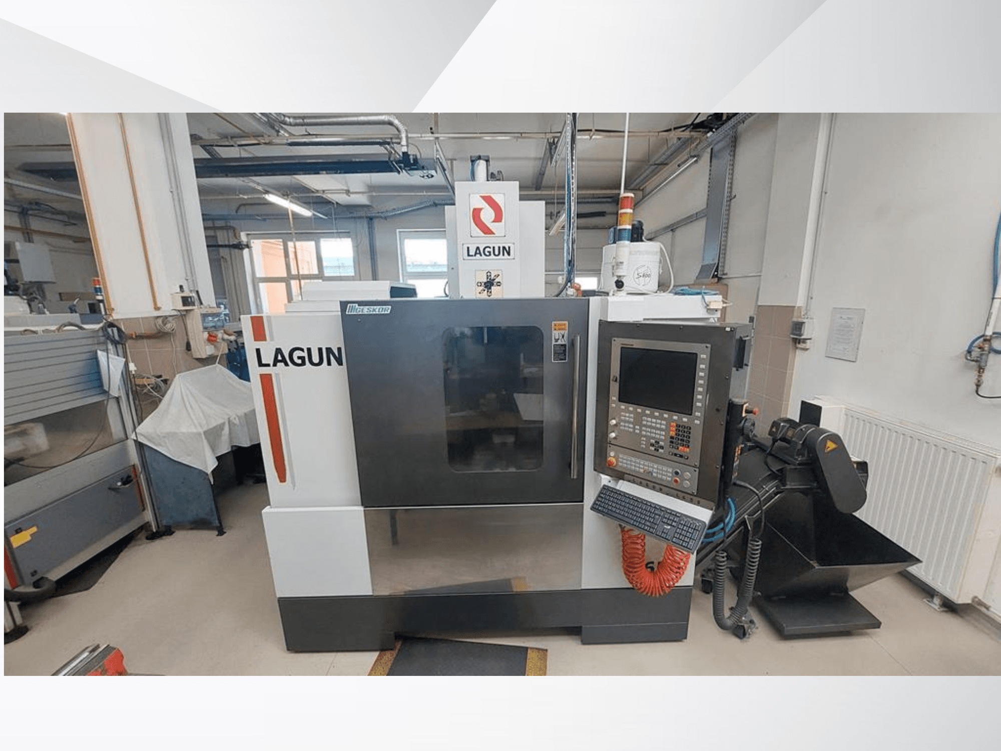 A LAGUN L650 függőleges megmunkálóközpont elölnézete, amelyen látható a vezérlőpanel, a nagy munkaterület és a porelszívó rendszer.