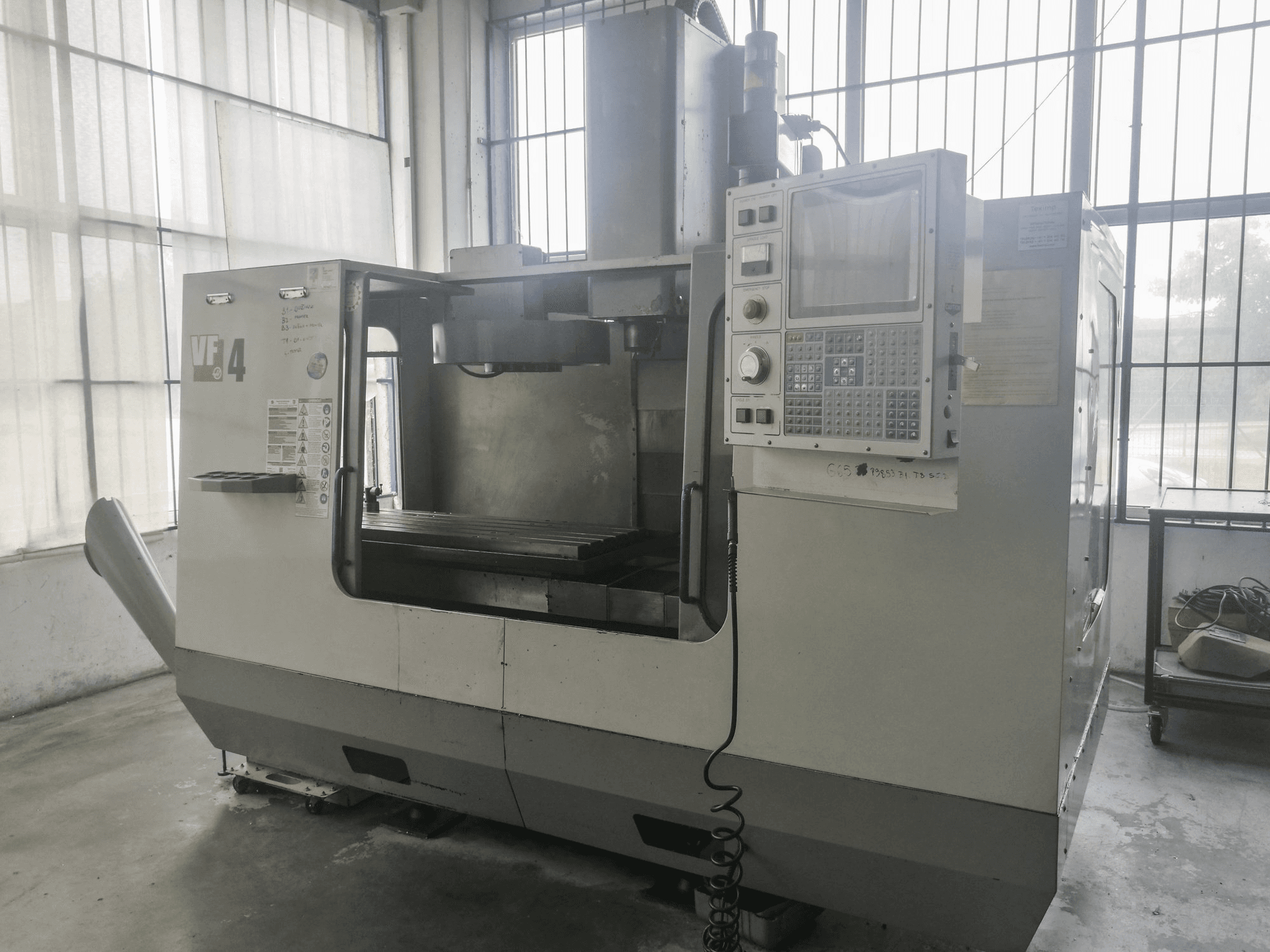 A HAAS VF-4 gép elölnézete