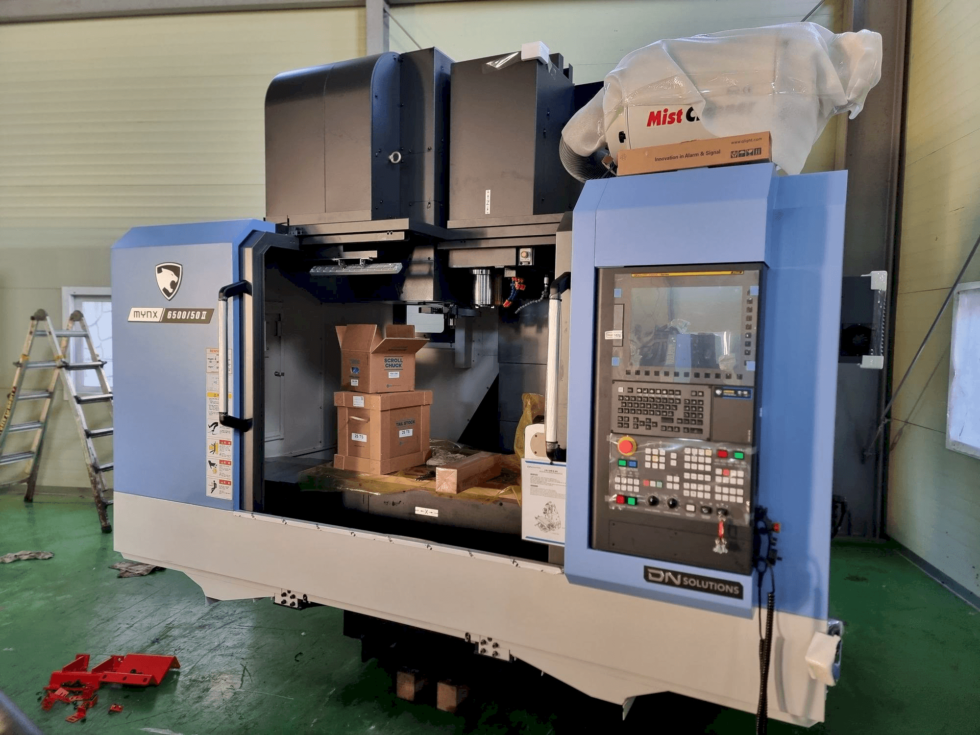 A DN SOLUTIONS MYNX 6500/50 gép elölnézete