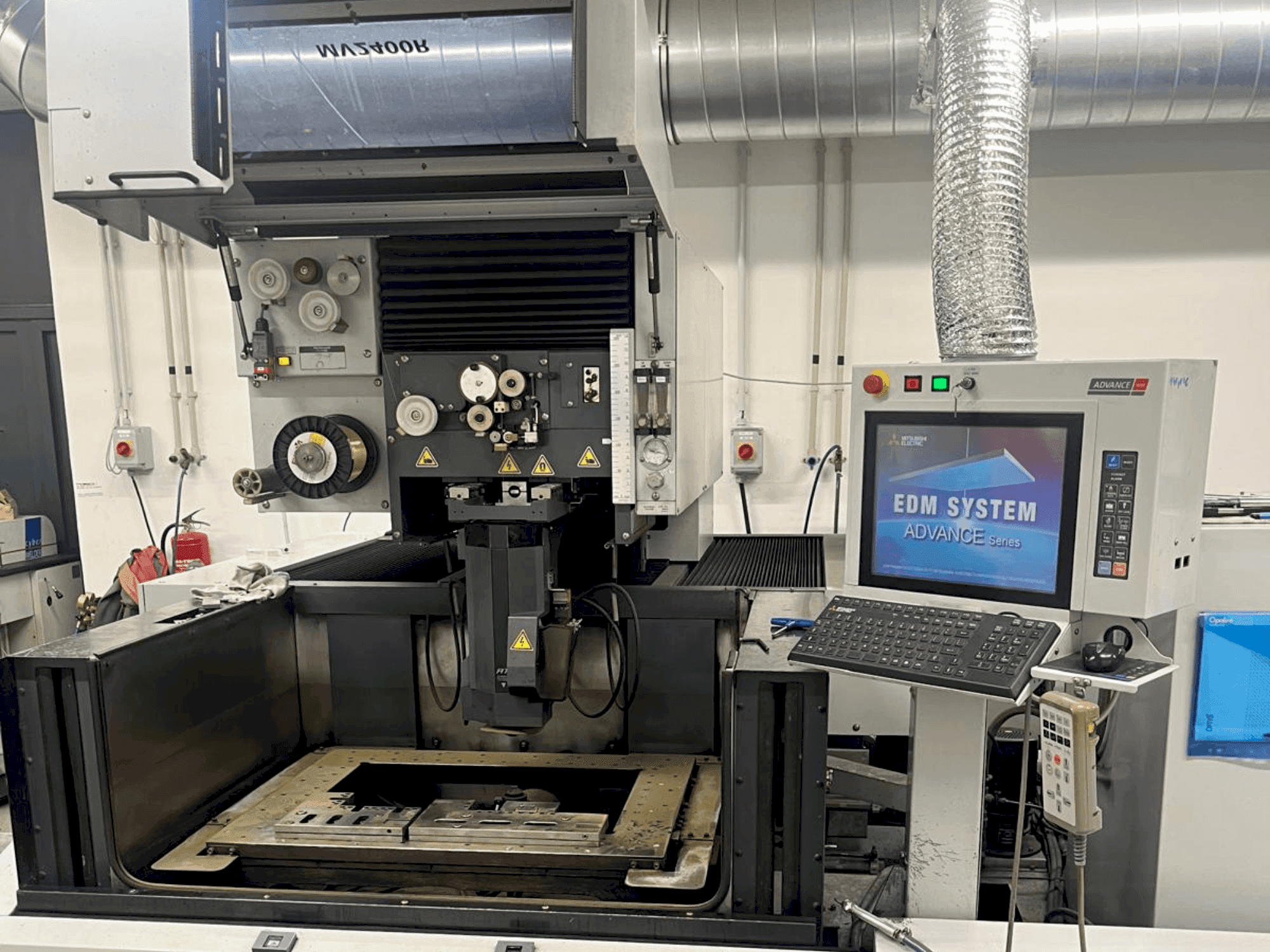 A Mitsubishi MV2400 R gép elölnézete