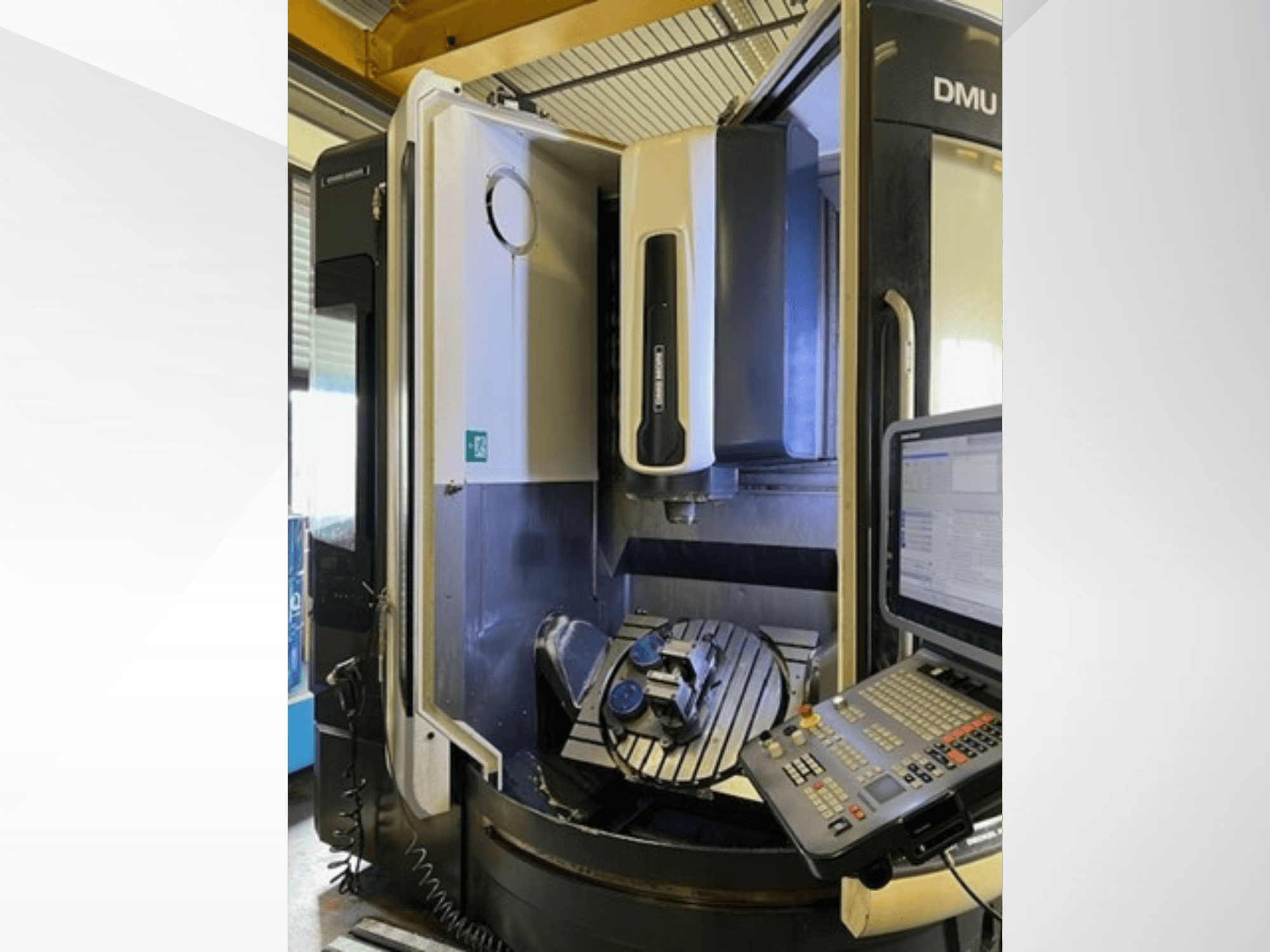 DMG MORI DMU 75 Monoblock univerzális megmunkálóközpont, elölnézet, a vezérlőpanel és a munkadarab az asztalon.