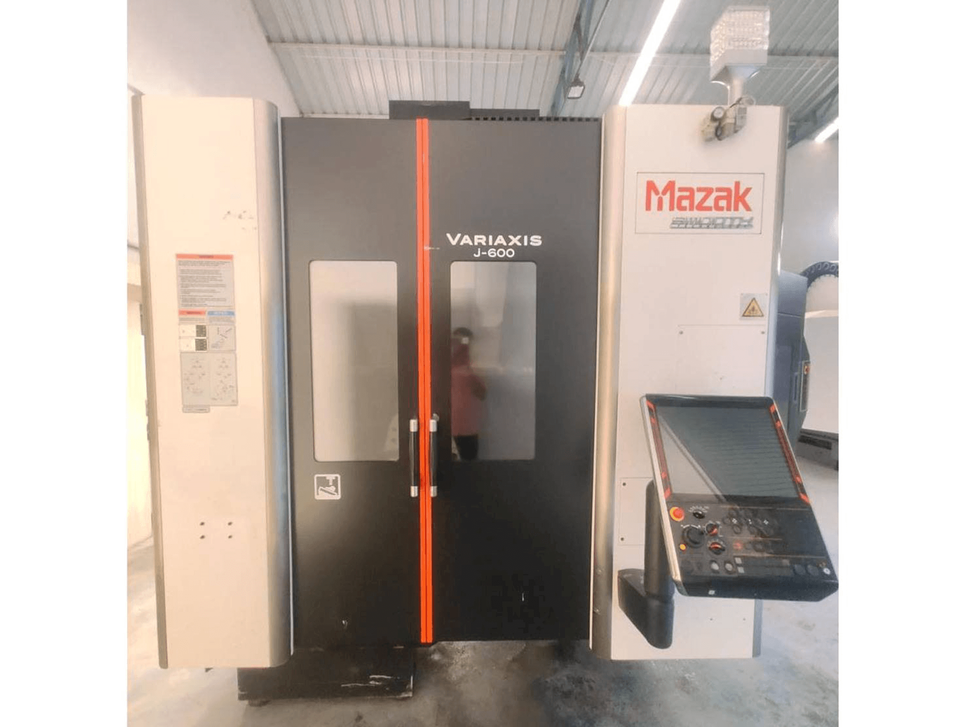 A Mazak Variaxis J-600 gép elölnézete