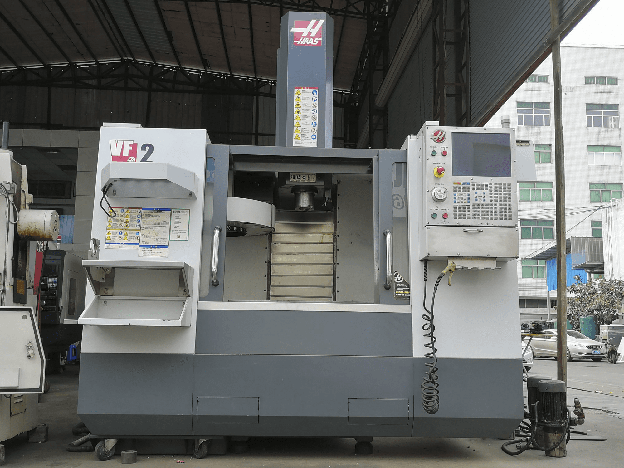 A HAAS VF-2 gép elölnézete