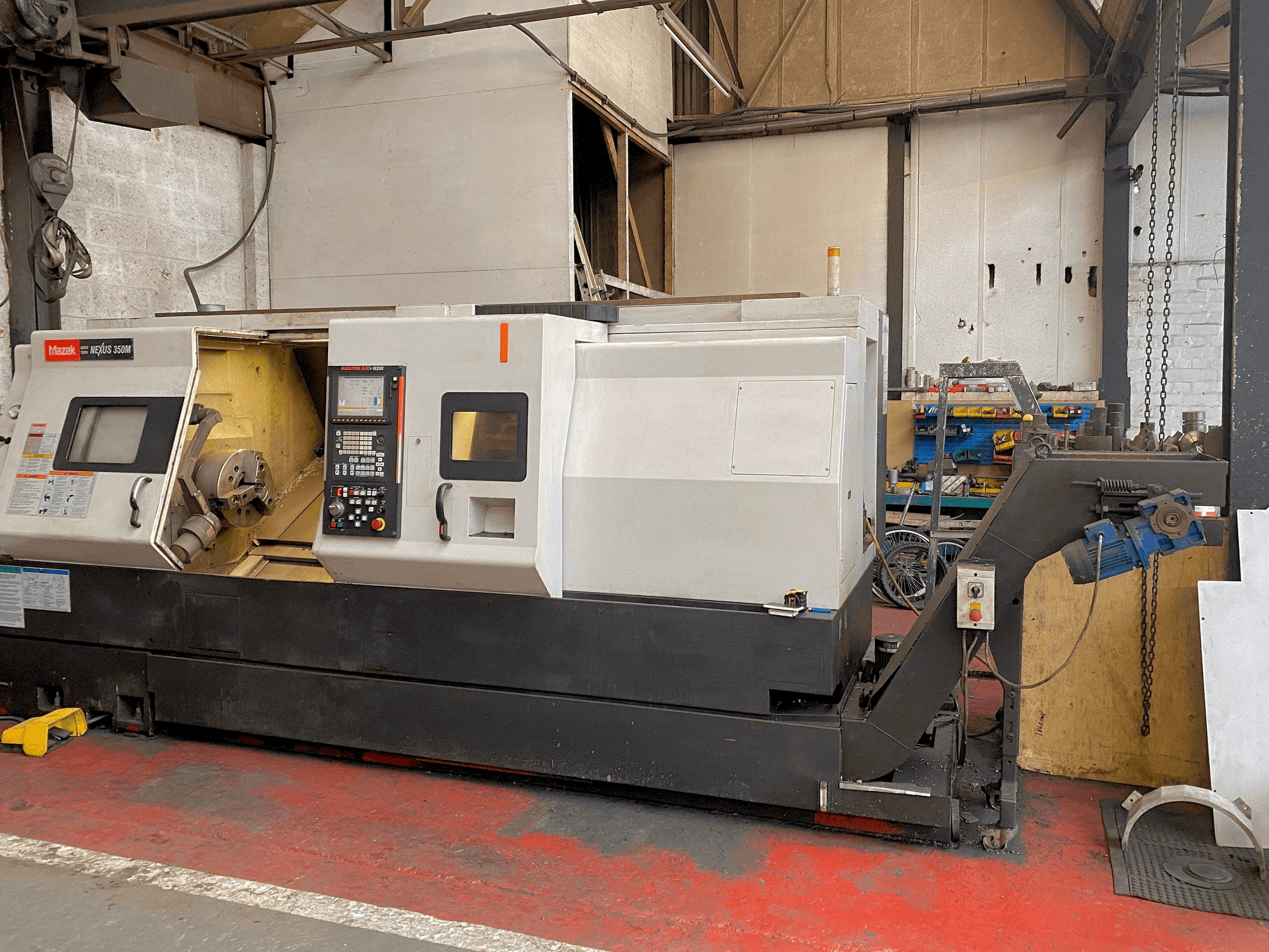 A Mazak Quick Turn Nexus 350M gép elölnézete