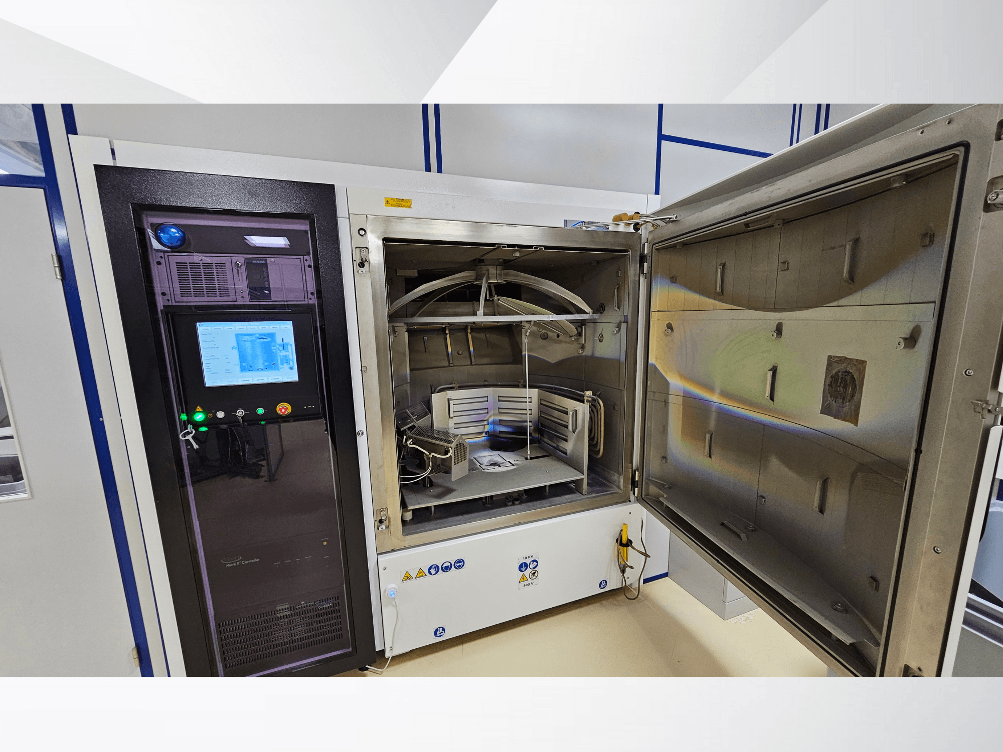 Ismeretlen márkájú tesztkamra vezérlőpanelje, előlnézet; érintőképernyő, kijelzők és egy nyitott ajtó, amely a belső teret mutatja.