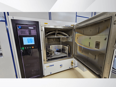 Ismeretlen márkájú tesztkamra vezérlőpanelje, előlnézet; érintőképernyő, kijelzők és egy nyitott ajtó, amely a belső teret mutatja.