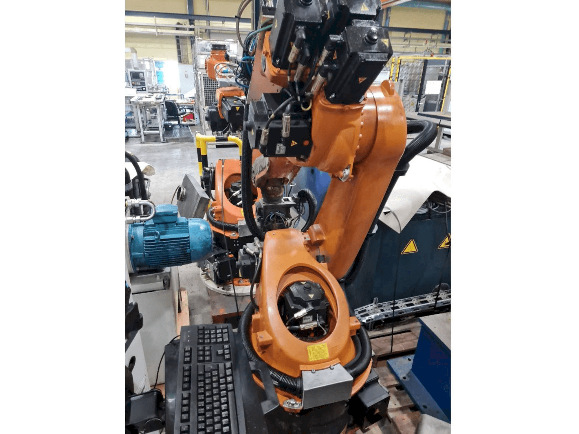 A KUKA KR30-3 gép elölnézete